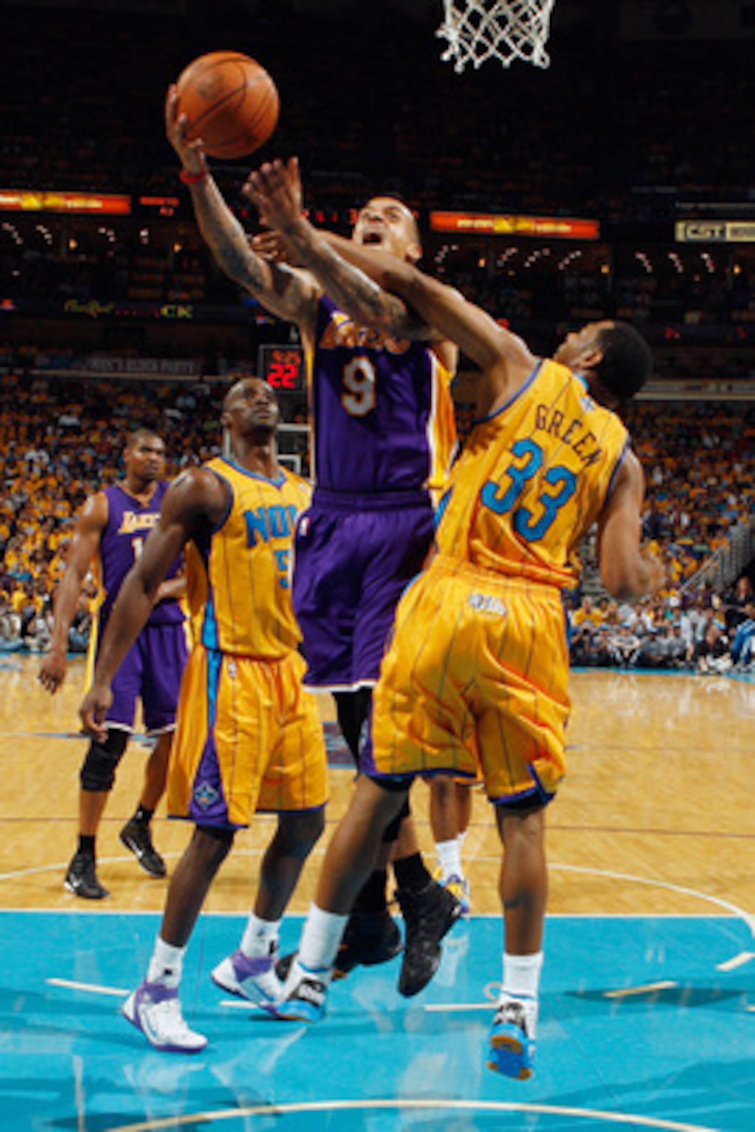 NEW ORLEANS, LA - APRIL 22:  Matt Barnes #9 of the Los Angeles Lakers shoots the ball over Willie Green #33 of the New Orleans Hornets in Game Three of the Western Conference Quarterfinals in the 2011 NBA Playoffs at the New Orleans Arena  on April 22, 20