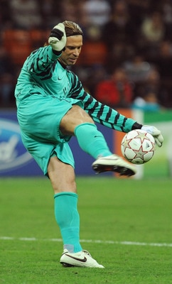 MILAN, ITALY - SEPTEMBER 29:  Tim Wiese of SV Werder Bremen shoots the ball during the UEFA Champions League group A match between FC Internazionale Milano and SV Werder Bremen at Stadio Giuseppe Meazza on September 29, 2010 in Milan, Italy.  (Photo by Va