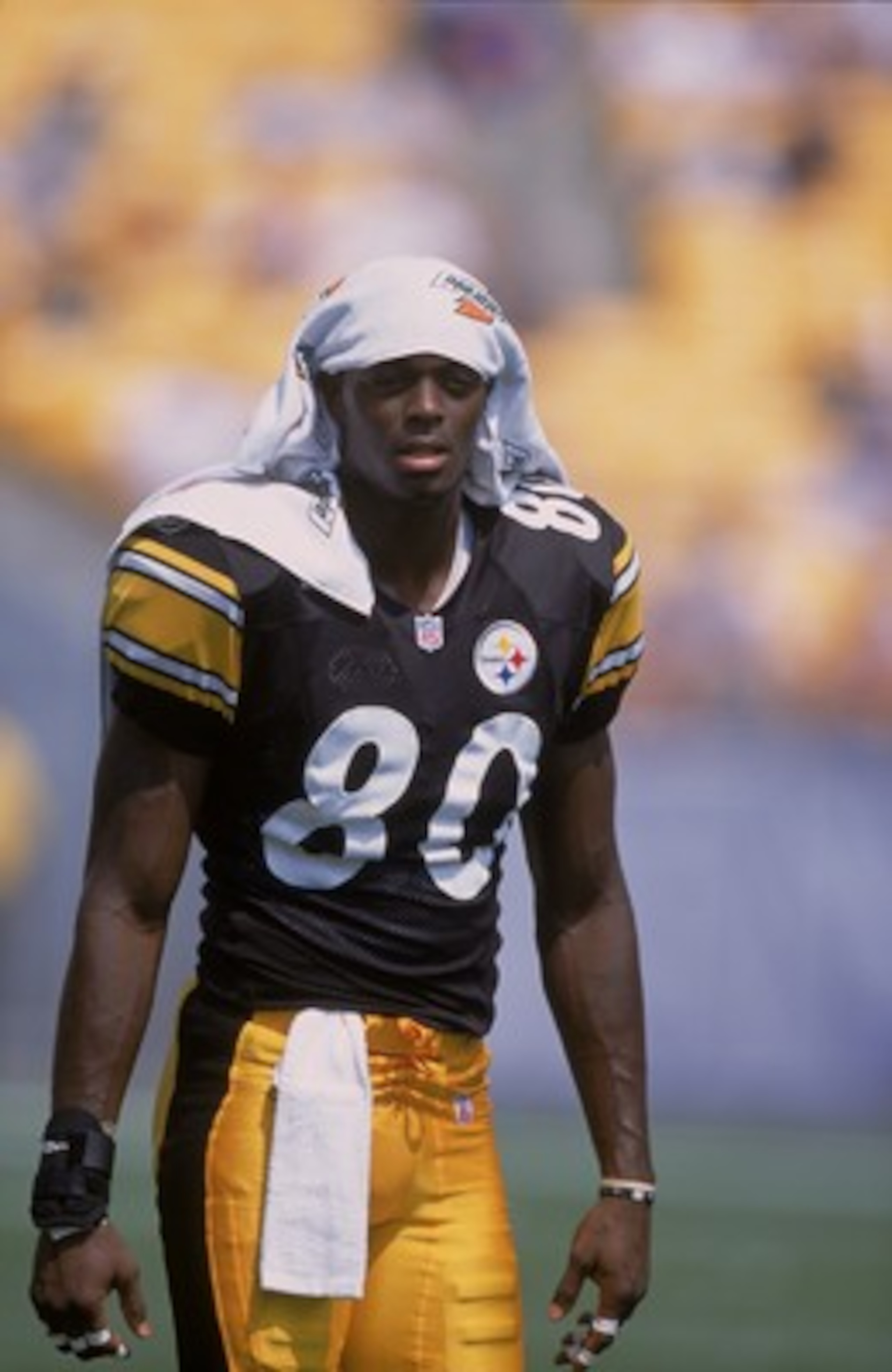 25 Aug 2001:  Plaxico Burress #80 of the Pittsburgh Steelers standing with a towel on his head during the Pre-Season game against the Detroit Lions at Heinz Field in Pittsburgh, Pennsylvania.Mandatory Credit: Scott Halleran  /Allsport