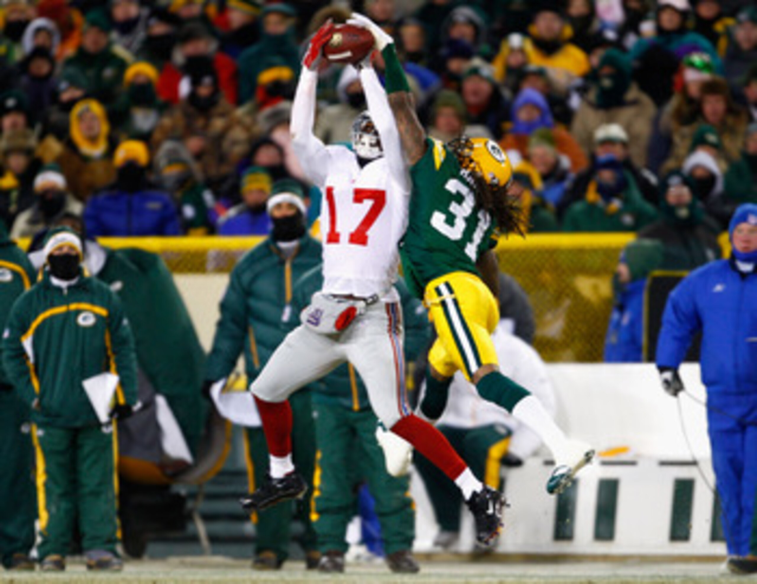 GREEN BAY, WI - JANUARY 20:  Wide receiver Plaxico Burress #17 of the New York Giants catches a 32 yard reception over Al Harris #31 of the Green Bay Packers during the second quarter of the NFC championship game on January 20, 2008 at Lambeau Field in Gr