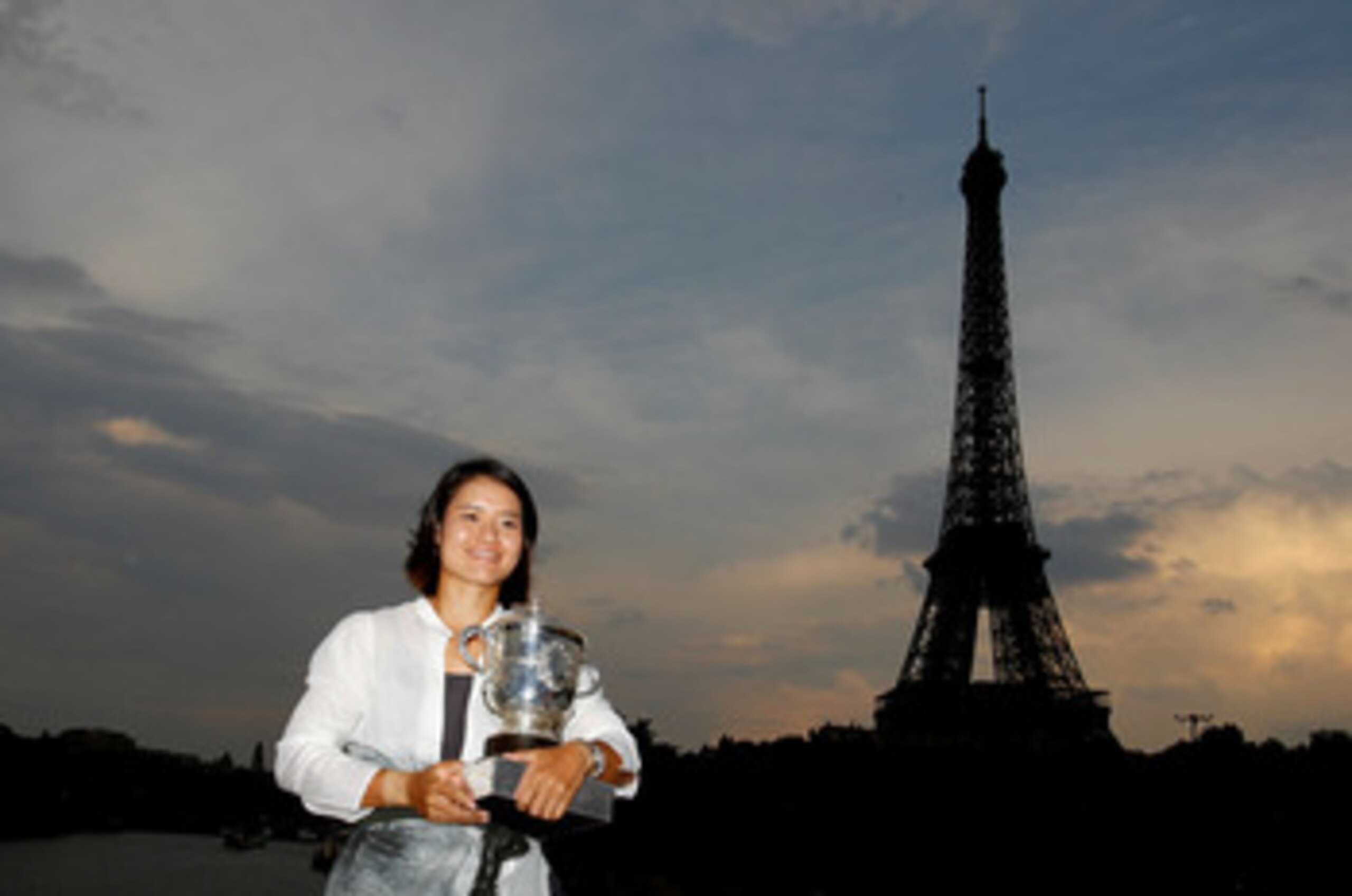 PARIS, FRANCE - JUNE 04:  Women's singles champion Na Li of China poses with the trophy by the banks of the River Seine on day fourteen of the French Open on June 4, 2011 in Paris, France.  (Photo by Matthew Stockman/Getty Images)