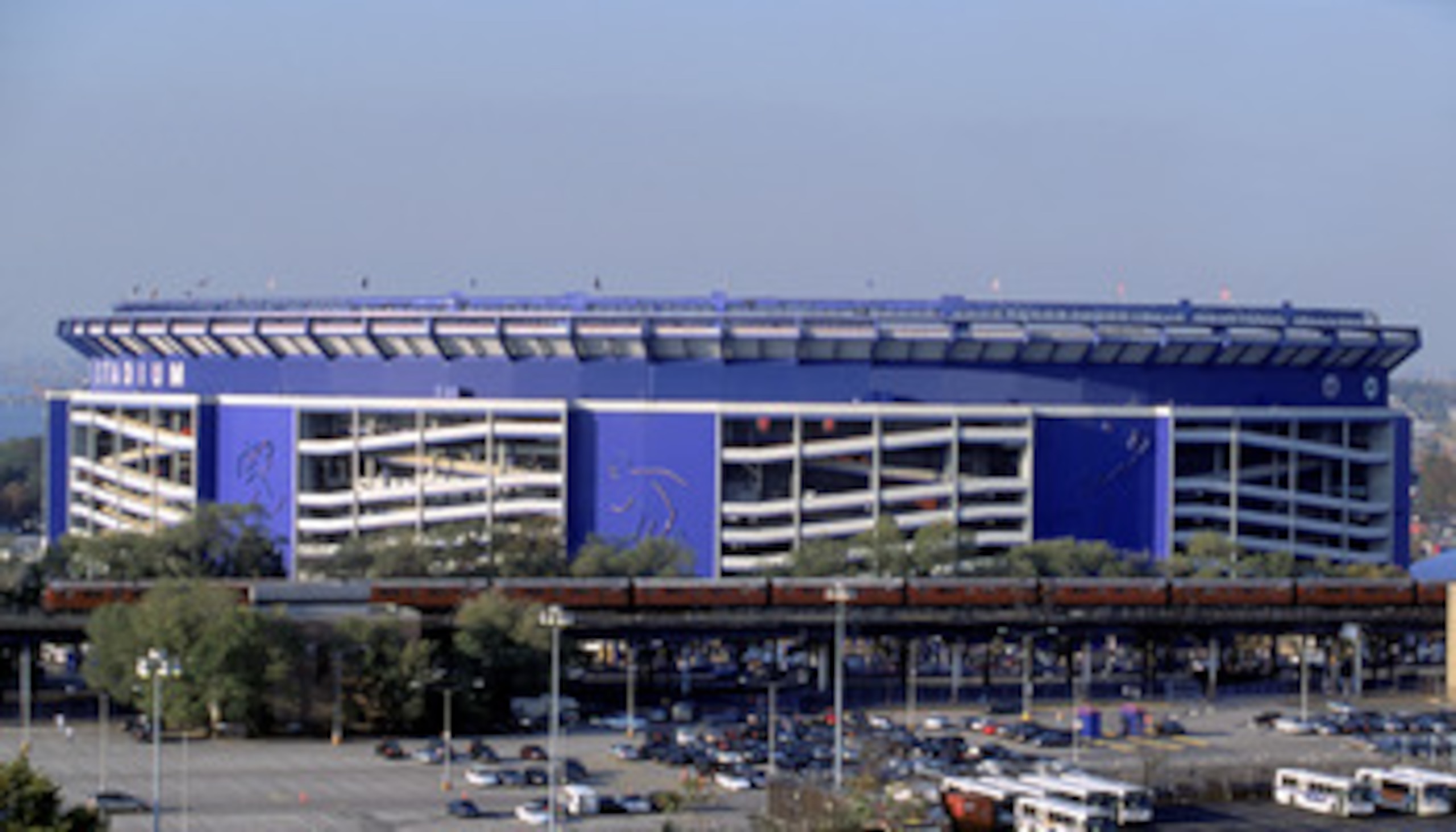 FLUSHING, NY- OCTOBER 25:  A general exterior view of Shea Stadium taken during the World Series Game between the New York Yankees and the New York Mets on October 25, 2000 in Flushing, New York. The Yankees won 3-2. (Photo by: Al Bello/Getty Images)