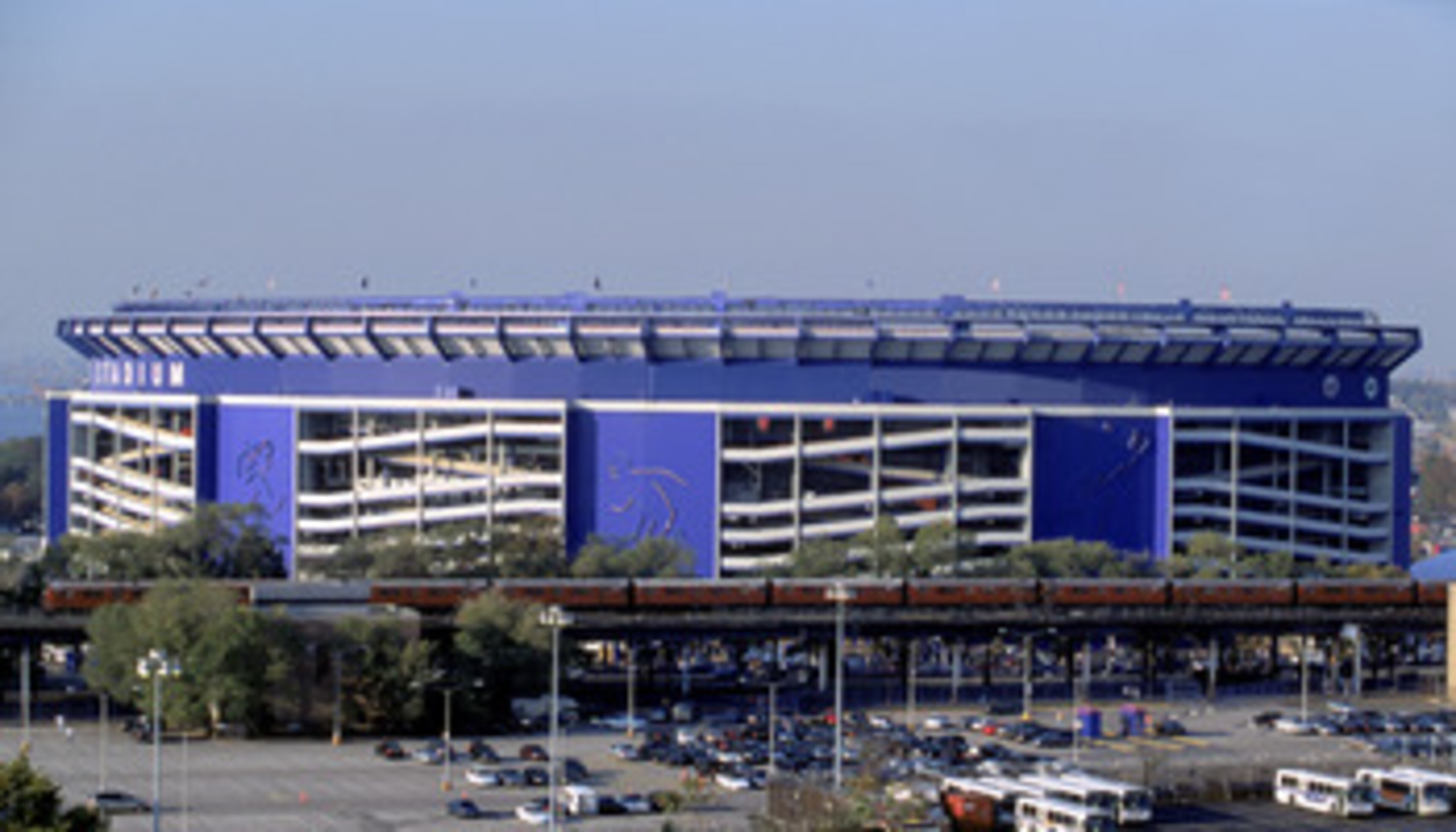 FLUSHING, NY- OCTOBER 25:  A general exterior view of Shea Stadium taken during the World Series Game between the New York Yankees and the New York Mets on October 25, 2000 in Flushing, New York. The Yankees won 3-2. (Photo by: Al Bello/Getty Images)