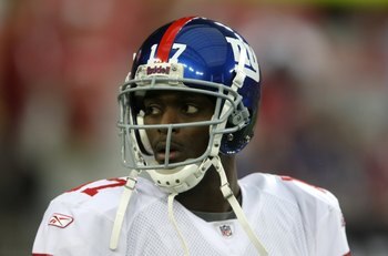 GLENDALE, AZ - NOVEMBER 23:  Wide receiver Plaxico Burress #17 of the New York Giants warms up for the game with the Arizona Cardinals on November 23, 2008 at University of Phoenix Stadium in Glendale, Arizona. The Giants won 37-29.  (Photo by Stephen Dun