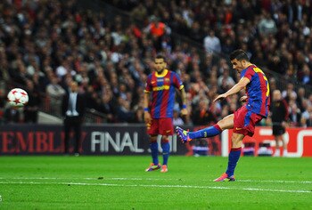 LONDON, ENGLAND - MAY 28:  David Villa of FC Barcelona scores his teams third goal during the UEFA Champions League final between FC Barcelona and Manchester United FC at Wembley Stadium on May 28, 2011 in London, England.  (Photo by Clive Mason/Getty Ima