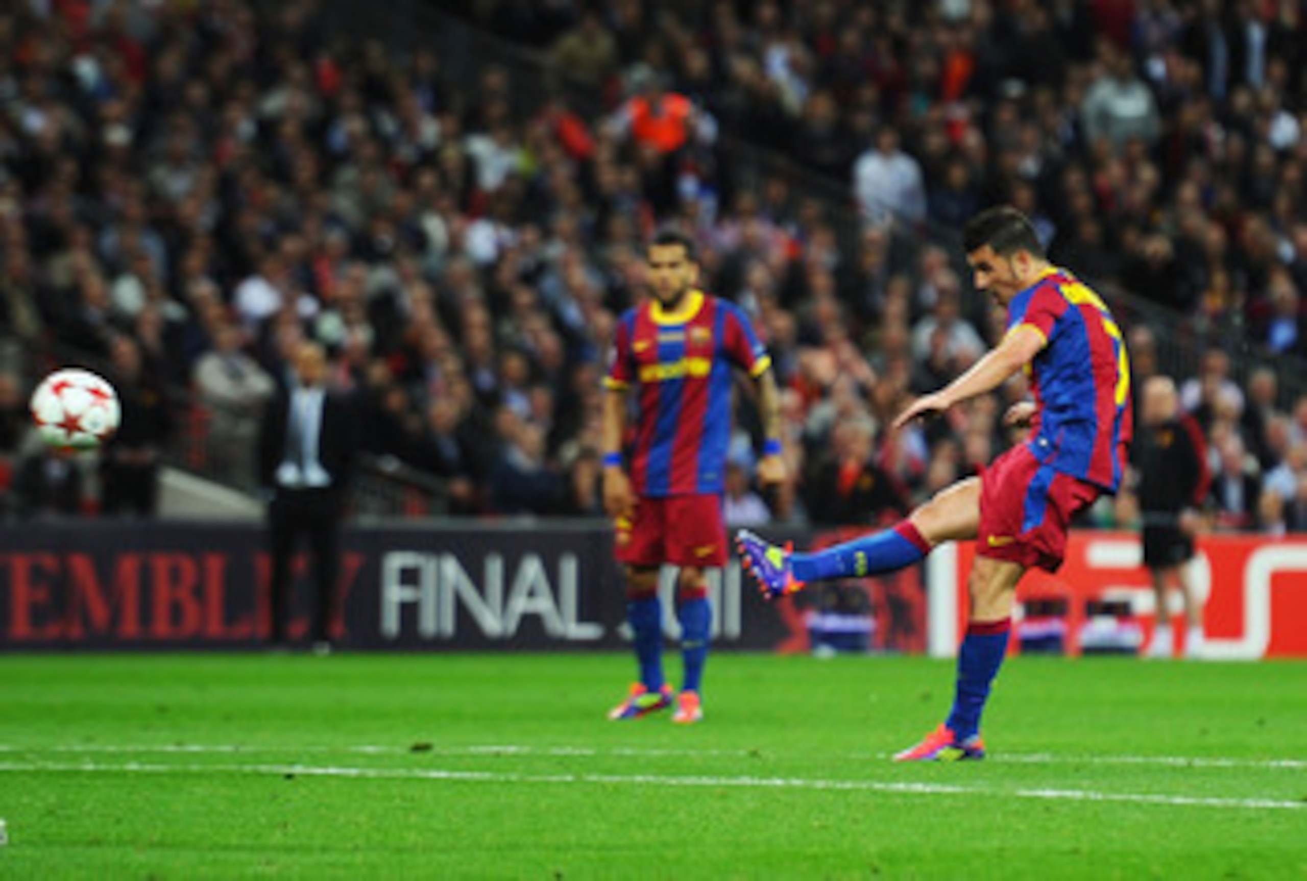 LONDON, ENGLAND - MAY 28:  David Villa of FC Barcelona scores his teams third goal during the UEFA Champions League final between FC Barcelona and Manchester United FC at Wembley Stadium on May 28, 2011 in London, England.  (Photo by Clive Mason/Getty Ima