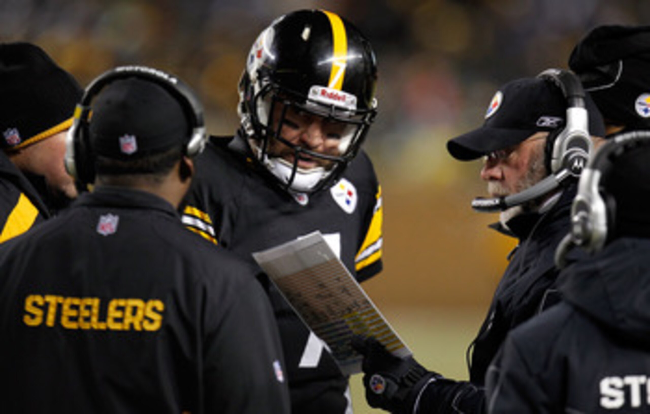 PITTSBURGH, PA - JANUARY 23:  Ben Roethlisberger #7 of the Pittsburgh Steelers talks to head coach Mike Tomlin (L) and Offensive coordinator Bruce Arians (R) during their 2011 AFC Championship game against the New York Jets at Heinz Field on January 23, 2