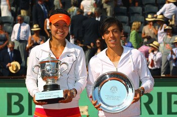 PARIS, FRANCE - JUNE 04:  Women's champion Na Li of China and runner up Francesca Schiavone of Italy pose with the trophies during the women's singles final match between Francesca Schiavone of Italy and Na Li of China on day fourteen of the French Open a