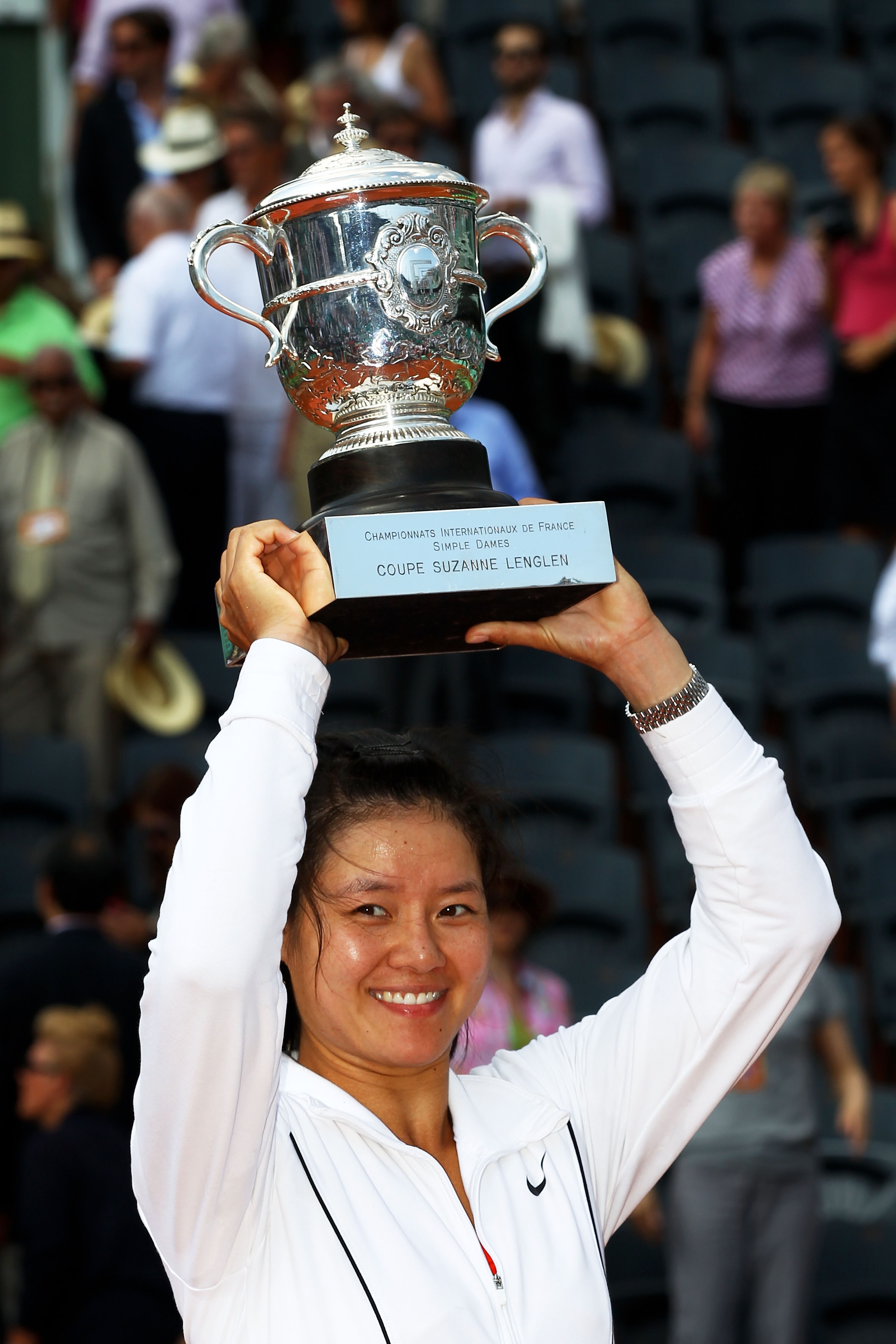 PARIS, FRANCE - JUNE 04:  Na Li of China lifts the trophy following her victory during the women's singles final match between Francesca Schiavone of Italy and Na Li of China on day fourteen of the French Open at Roland Garros on June 4, 2011 in Paris, Fr