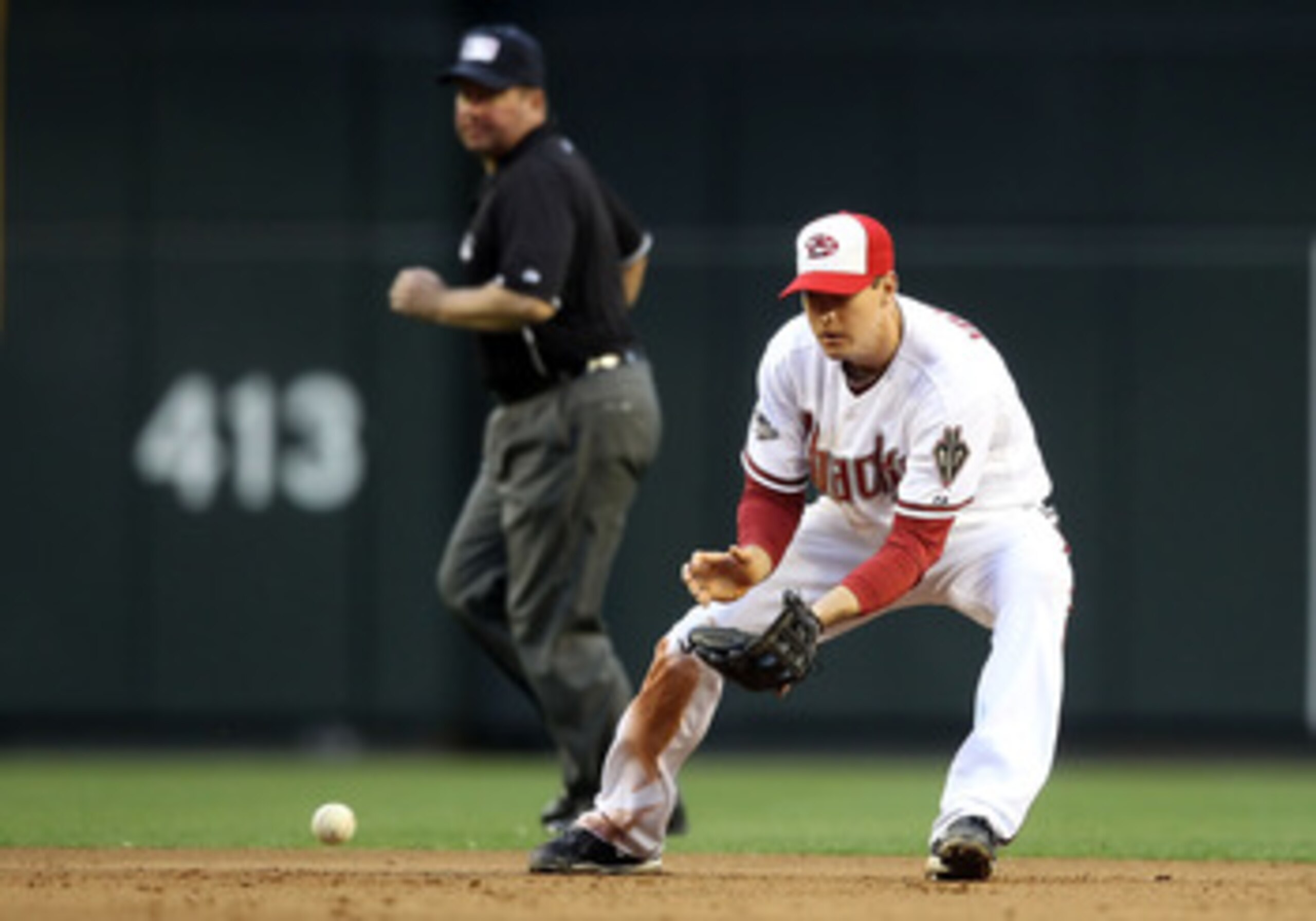 PHOENIX, AZ - MAY 30:  Infielder Kelly Johnson #2 of the Arizona Diamondbacks fields a ground ball out against the Florida Marlins during the Major League Baseball game at Chase Field on May 30, 2011 in Phoenix, Arizona.  The Diamondbacks defeated the Mar