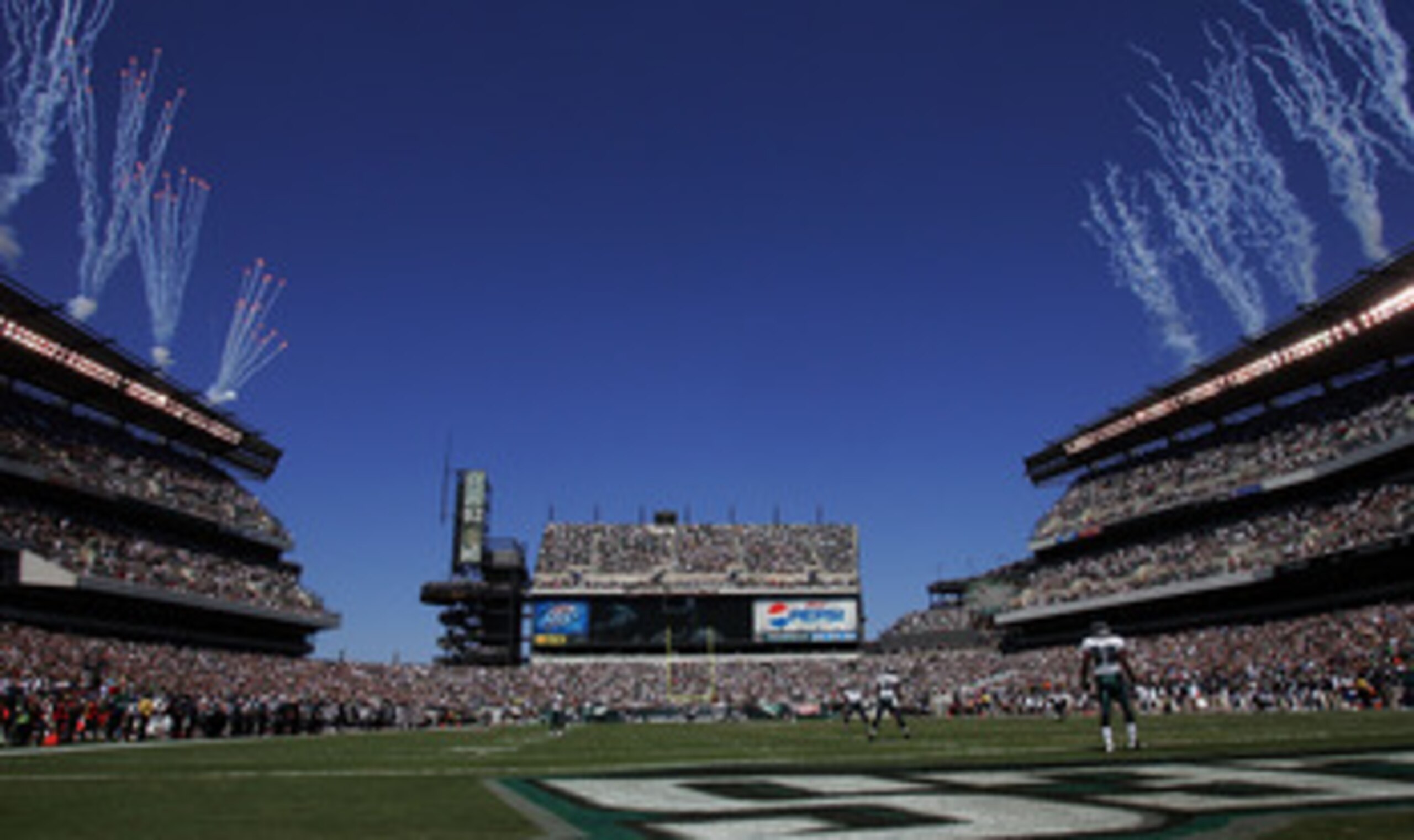 PHILADELPHIA - SEPTEMBER 07:  The Philadelphia Eagles prepare for the opening kick off against the St. Louis Rams on September 7, 2008 at Lincoln Financial Field in Philadelphia, Pennsylvania.  (Photo by Jim McIsaac/Getty Images)