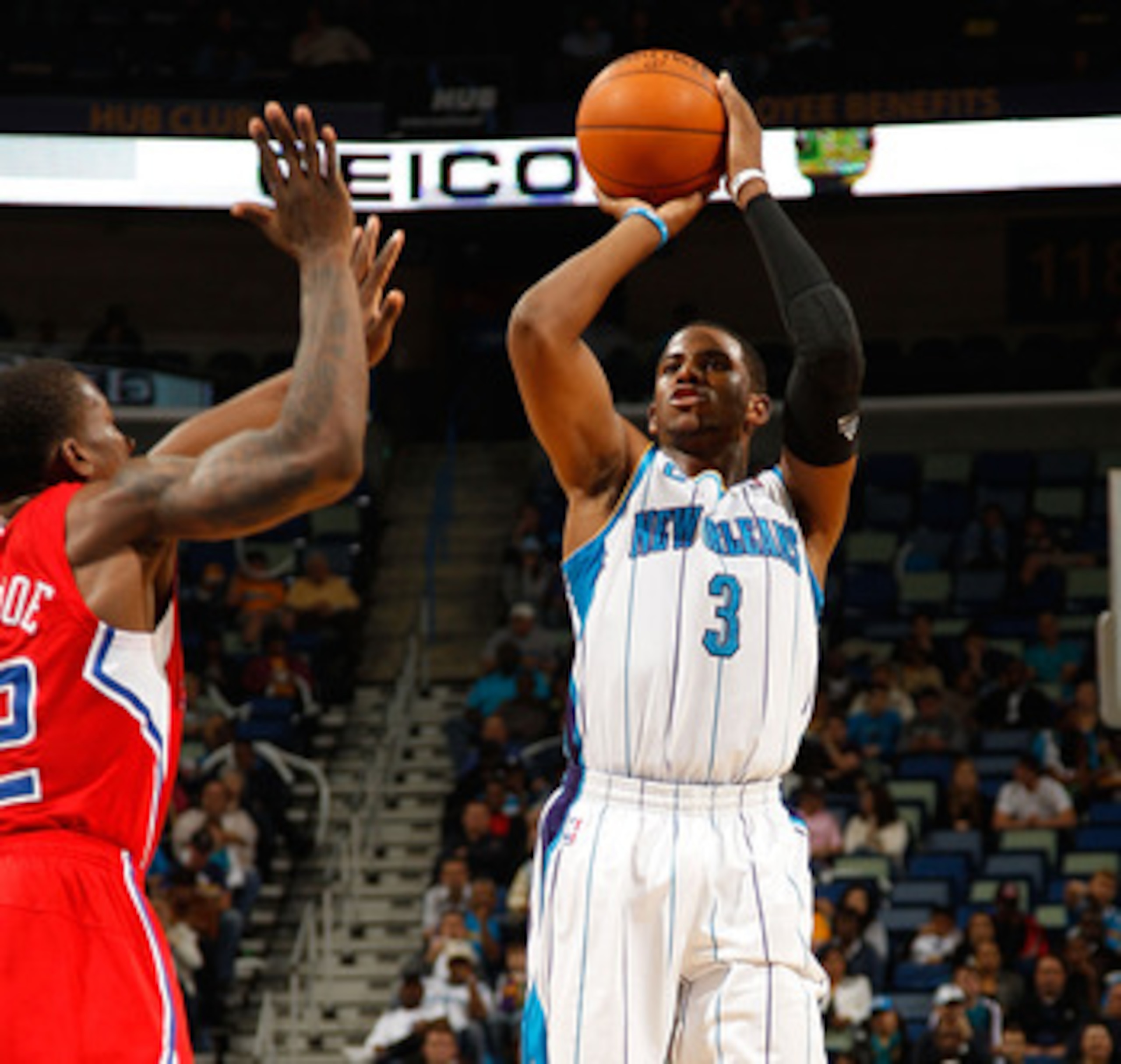 NEW ORLEANS - NOVEMBER 09:  Chris Paul #3 of the New Orleans Hornets shoots the ball over Eric Bledsoe #12 of the Los Angeles Clippers at the New Orleans Arena on November 9, 2010 in New Orleans, Louisiana.  NOTE TO USER: User expressly acknowledges and a