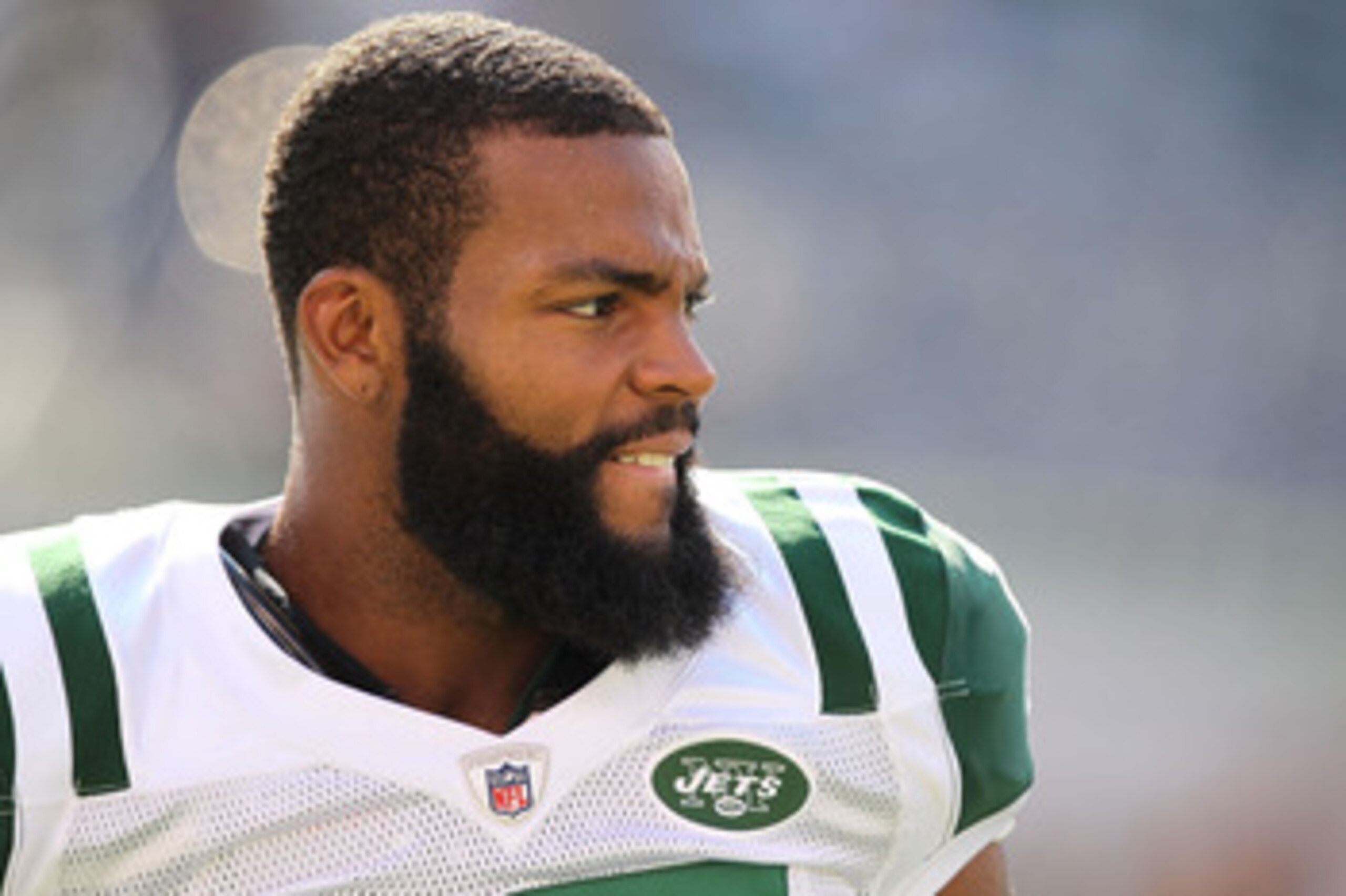 EAST RUTHERFORD, NJ - SEPTEMBER 19: Braylon Edwards #17 of the New York Jets looks on during warmups prior to the game against the New England Patriots on September 19, 2010 at the New Meadowlands Stadium in East Rutherford, New Jersey. (Photo by Al Be EAST RUTHERFORD, NJ - SEPTEMBER 19: Braylon Edwards #17 of the New York Jets looks on during warmups prior to the game against the New England Patriots on September 19, 2010 at the New Meadowlands Stadium in East Rutherford, New Jersey. (Photo by Al Be