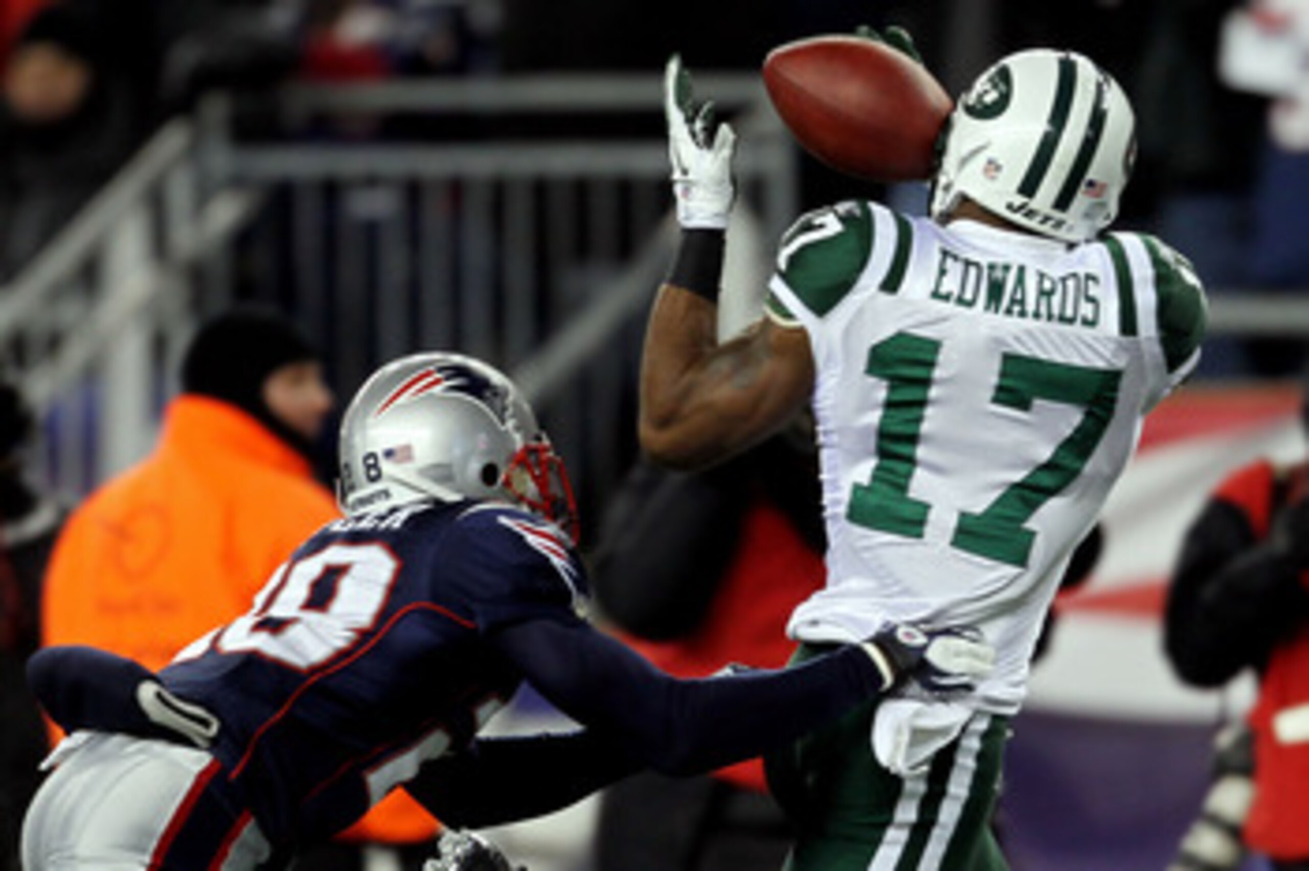 FOXBORO, MA - JANUARY 16: Braylon Edwards #17 of the New York Jets catches a pass over Darius Butler #28 of the New England Patriots in the second quarter during their 2011 AFC divisional playoff game at Gillette Stadium on January 16, 2011 in Foxboro, M FOXBORO, MA - JANUARY 16: Braylon Edwards #17 of the New York Jets catches a pass over Darius Butler #28 of the New England Patriots in the second quarter during their 2011 AFC divisional playoff game at Gillette Stadium on January 16, 2011 in Foxboro, M