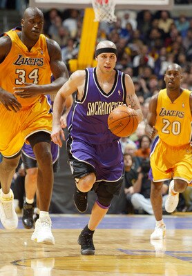 LOS ANGELES - FEBRUARY 26: Mike Bibby #10 of the Sacramento Kings drives up court past Shaquille O'Neal #34 and Gary Payton #20 of the Los Angeles Lakers at Staples Center on February 26, 2004 in Los Angeles, California. NOTE TO USER: User expressly ack LOS ANGELES - FEBRUARY 26: Mike Bibby #10 of the Sacramento Kings drives up court past Shaquille O'Neal #34 and Gary Payton #20 of the Los Angeles Lakers at Staples Center on February 26, 2004 in Los Angeles, California. NOTE TO USER: User expressly ack