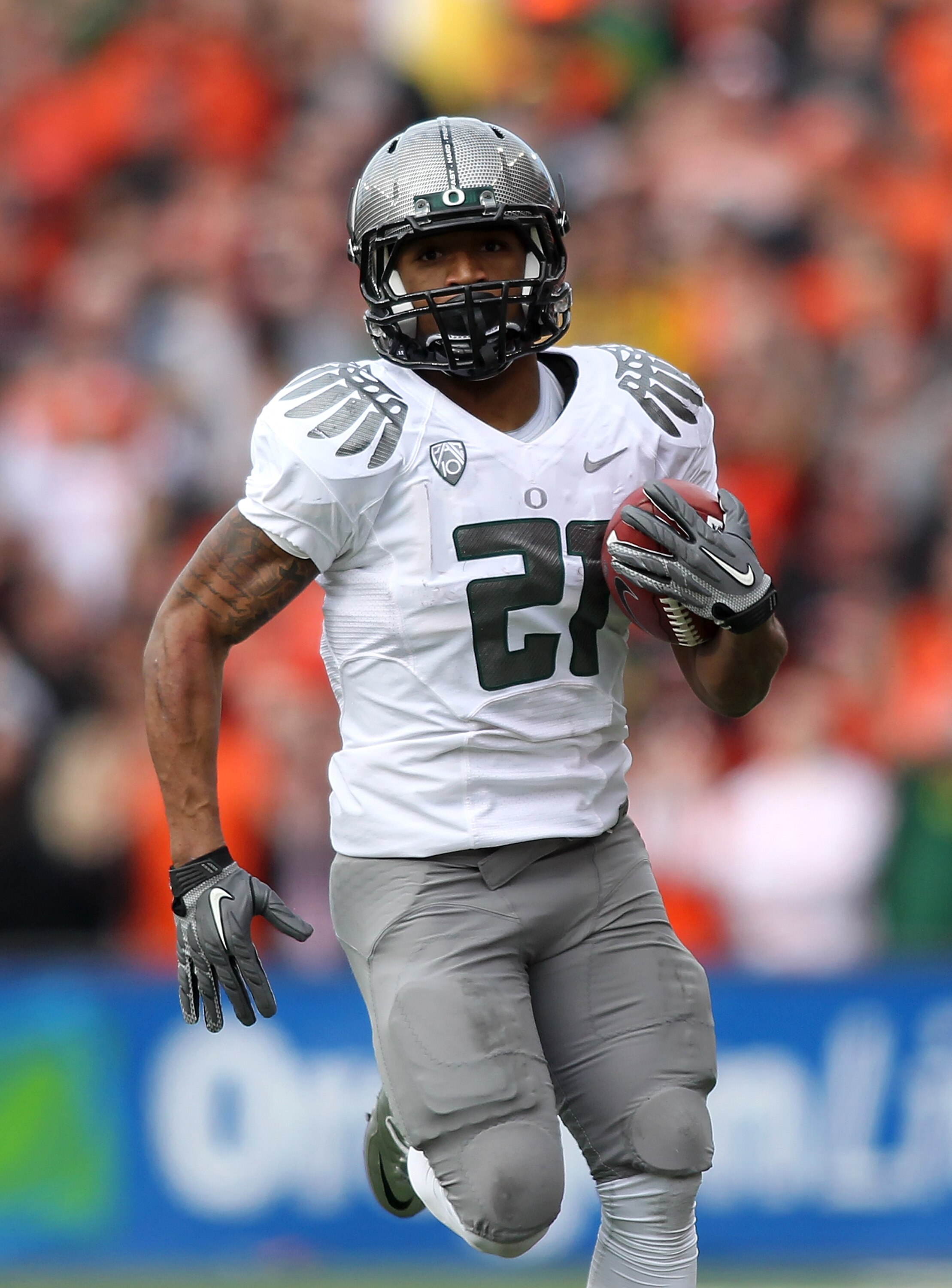 CORVALLIS, OR - DECEMBER 04:  LaMichael James #21 of the Oregon Ducks runs te ball against  the Oregon State Beavers during the 114th Civil War on December 4, 2010 at the Reser Stadium in Corvallis, Oregon.  (Photo by Jonathan Ferrey/Getty Images)