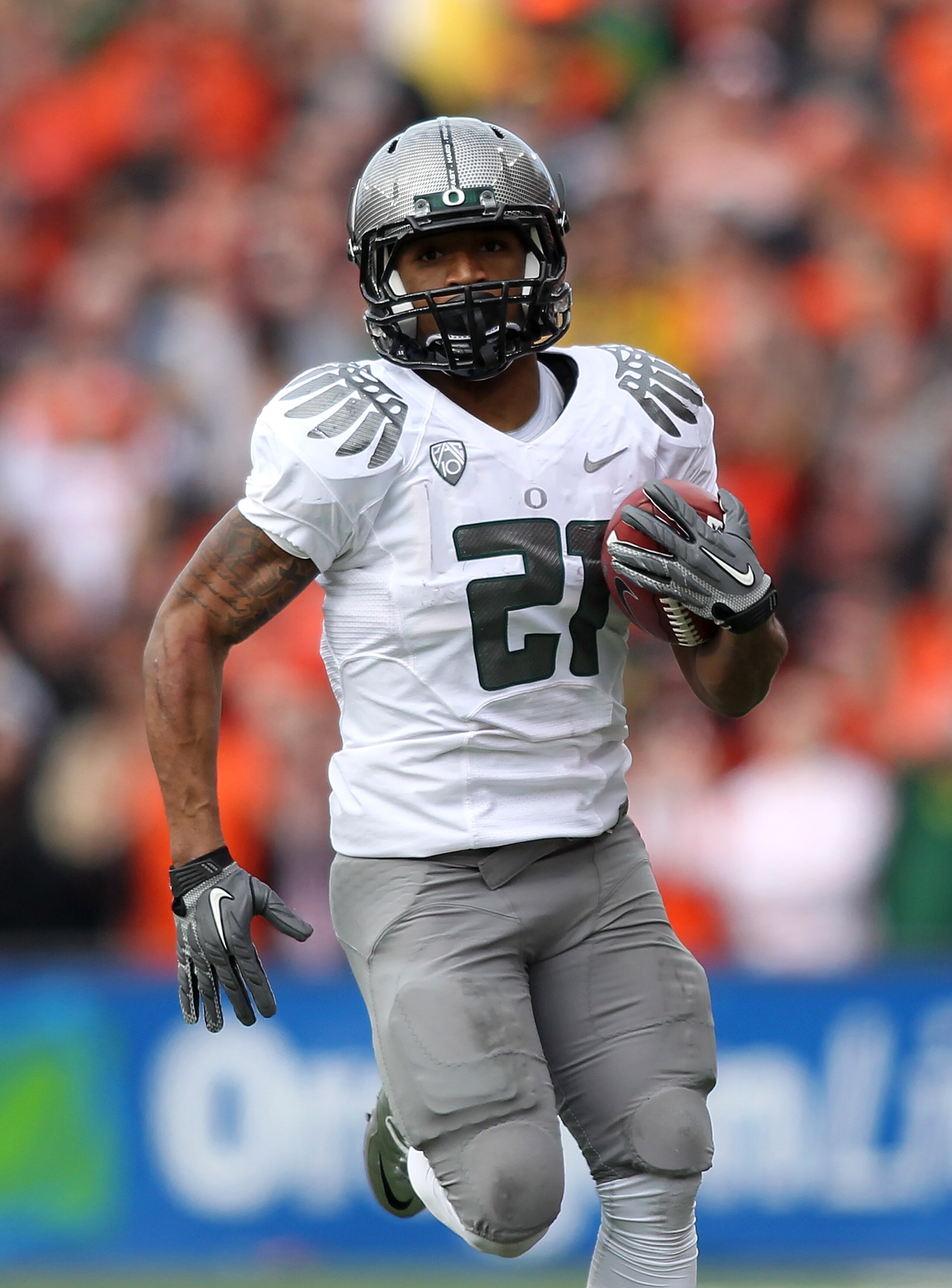 CORVALLIS, OR - DECEMBER 04:  LaMichael James #21 of the Oregon Ducks runs te ball against  the Oregon State Beavers during the 114th Civil War on December 4, 2010 at the Reser Stadium in Corvallis, Oregon.  (Photo by Jonathan Ferrey/Getty Images)