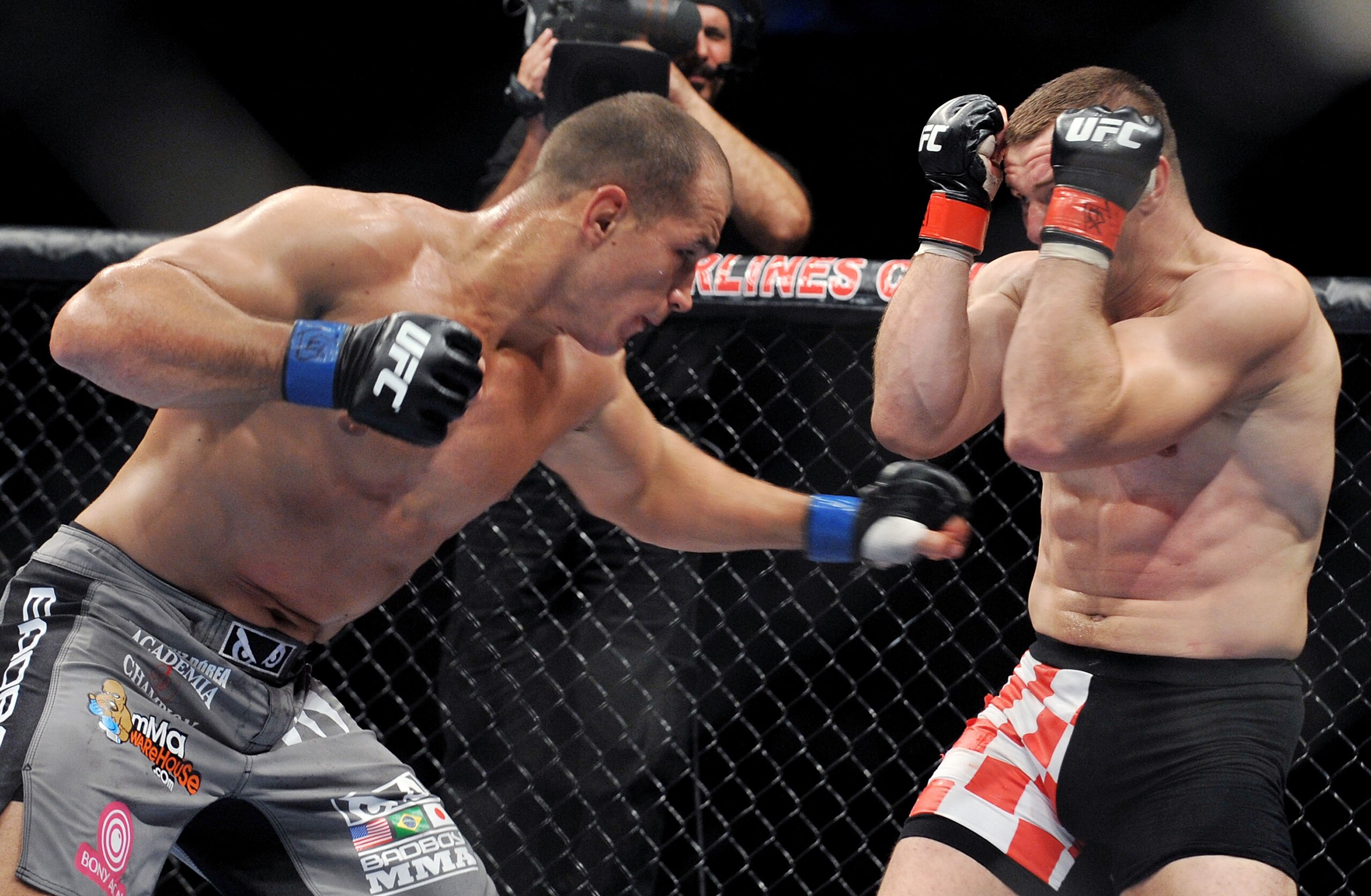 DALLAS - SEPTEMBER 19:  UFC fighter Junior Dos Santos (L) battles UFC fighter Mirko Cro Cop (R) during their Heavyweight bout at UFC 103: Franklin vs. Belfort at the American Airlines Center on September 19, 2009 in Dallas, Texas.  (Photo by Jon Kopaloff/