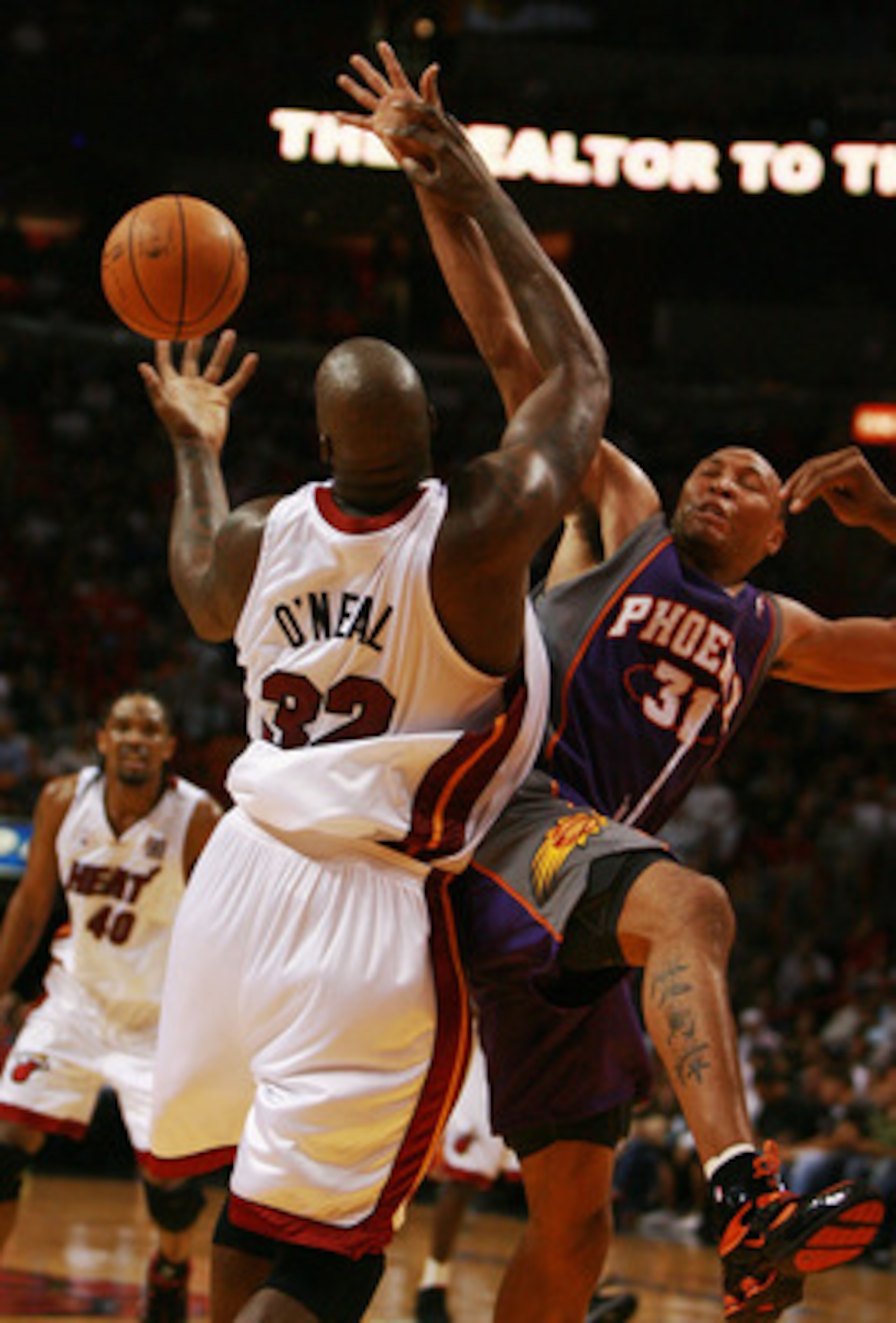 MIAMI - NOVEMBER 09:  Shawn Marion #31 of the Phoenix Suns battles for a rebound with Shaquille O'Neal #32 of the Miami Heat scores over at American Airlines Arena on November 9,  2007 in Miami, Florida. The Suns defeated the Heat 106-101. NOTE TO USER: U