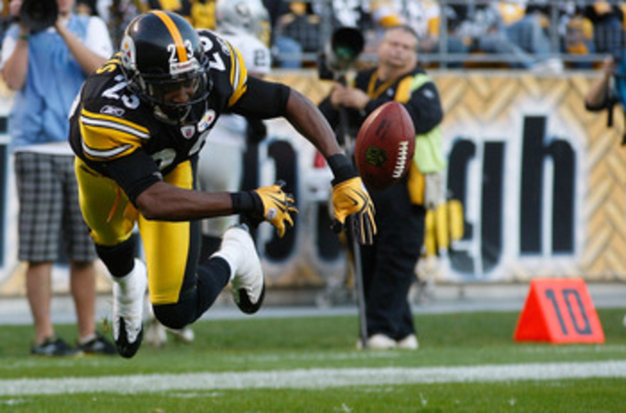 PITTSBURGH - NOVEMBER 21: Keenan Lewis #23 of the Pittsburgh Steelers goes airborne while attempting to hit a ball out of the endzone during a kickoff against the Oakland Raiders during the game on November 21, 2010 at Heinz Field in Pittsburgh, Pennsylva