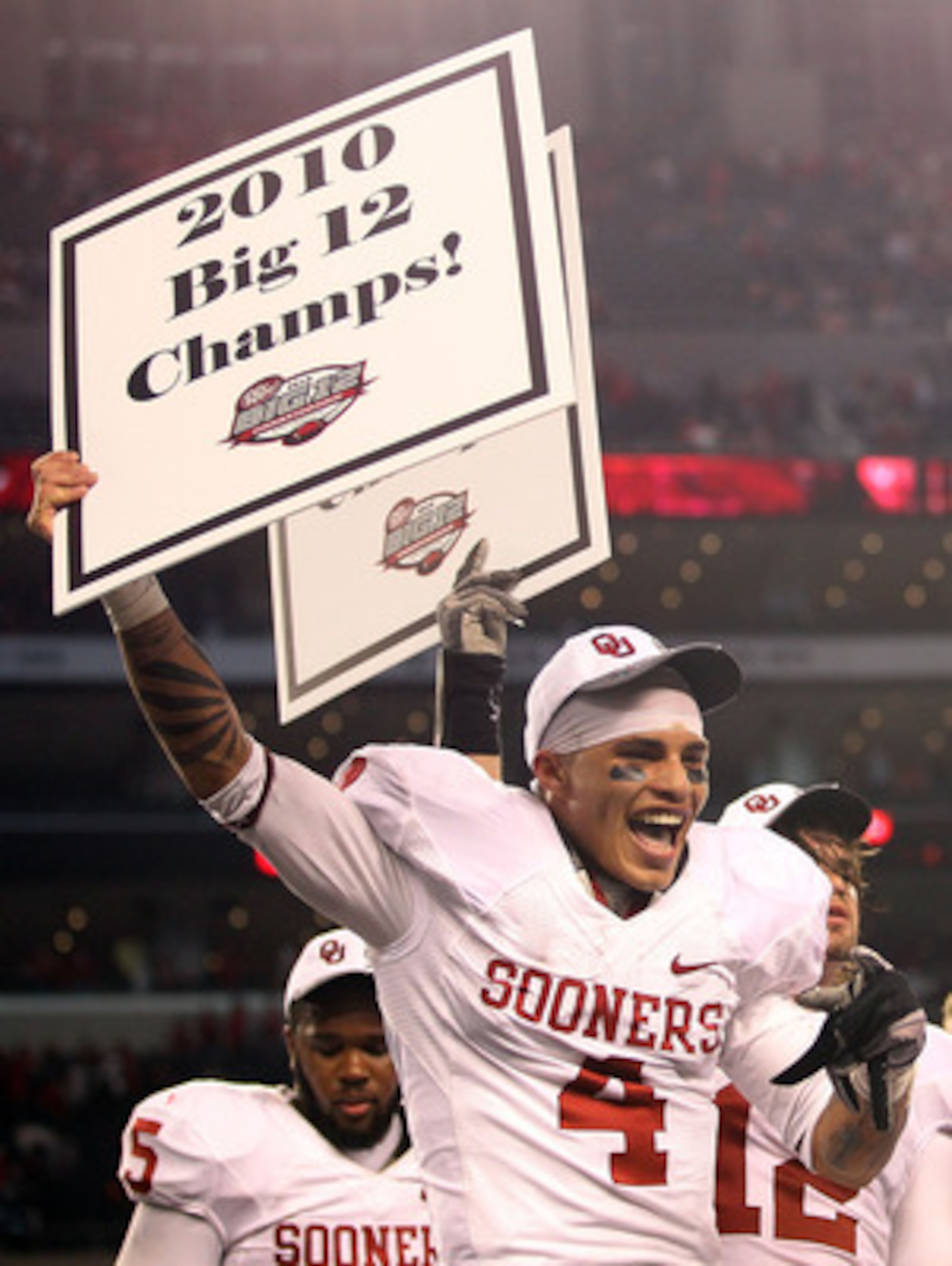 ARLINGTON, TX - DECEMBER 04:  Wide receiver Kenny Stills of the Oklahoma Sooners celebrates a 23-20 win against the Nebraska Cornhuskers during the Big 12 Championship at Cowboys Stadium on December 4, 2010 in Arlington, Texas.  (Photo by Ronald Martinez/