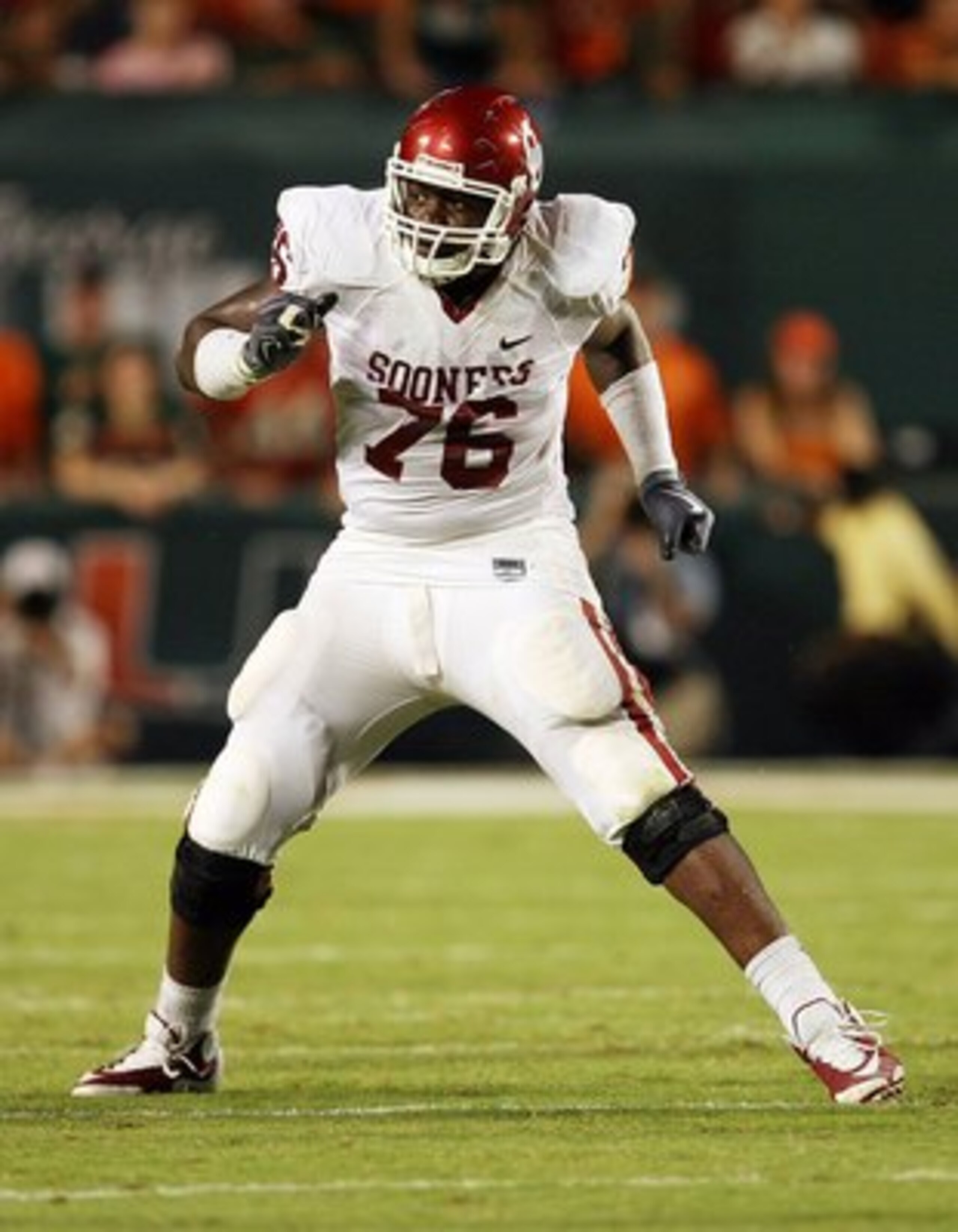 MIAMI GARDENS, FL - OCTOBER 03:  Offensive lineman Jarvis Jones #76 of the Oklahoma Sooners drops back to pass block while taking on the Miami Hurricanes at Land Shark Stadium on October 3, 2009 in Miami Gardens, Florida. Miami defeated Oklahoma 21-20.  (