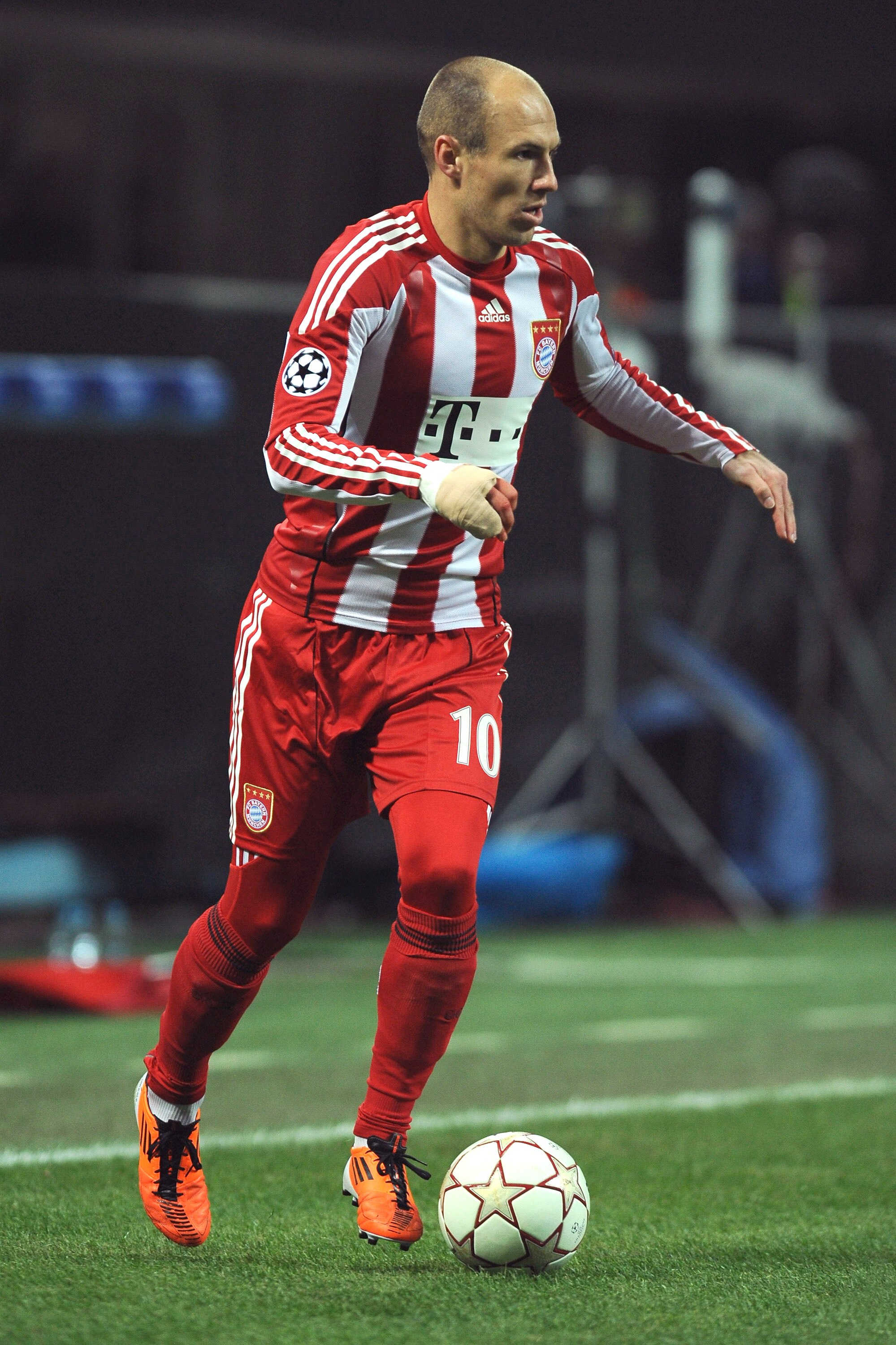 MILAN, ITALY - FEBRUARY 23:  Arjen Robben of FC Bayern Muenchen in action during the UEFA Champions League round of 16 first leg match between Inter Milan v FC Bayern Muenchen on February 23, 2011 in Milan, Italy.  (Photo by Valerio Pennicino/Getty Images