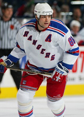 BUFFALO, NY - DECEMBER 12:  Center Eric Lindros #88 of the New York Rangers on the ice during the game against the Buffalo Sabres on December 12, 2003 at the  HSBC Arena in Buffalo, New York. The Rangers won 3-1. (Photo by Rick Stewart/Getty Images)