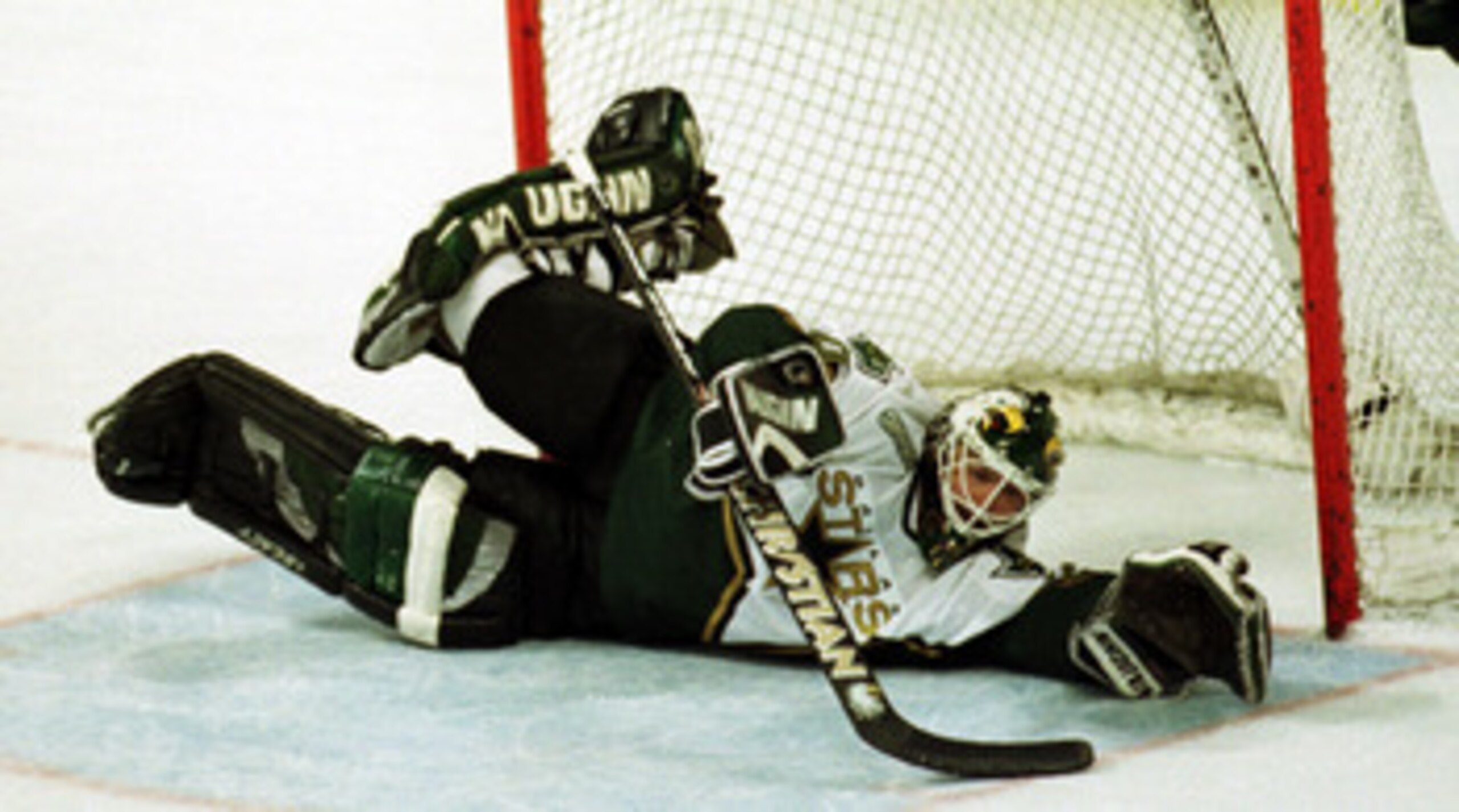 13 Apr 2000:  Goalie Ed Belfour #20 of the Dallas Stars makes a save on the Edmonton Oilers in the first period of Game 2 of the first round of the playoffs at Reunion Arena in Dallas, Texas. Eddie 'The Eagle' got the 3-0 shutout. Mandatory Credit:  Ronal