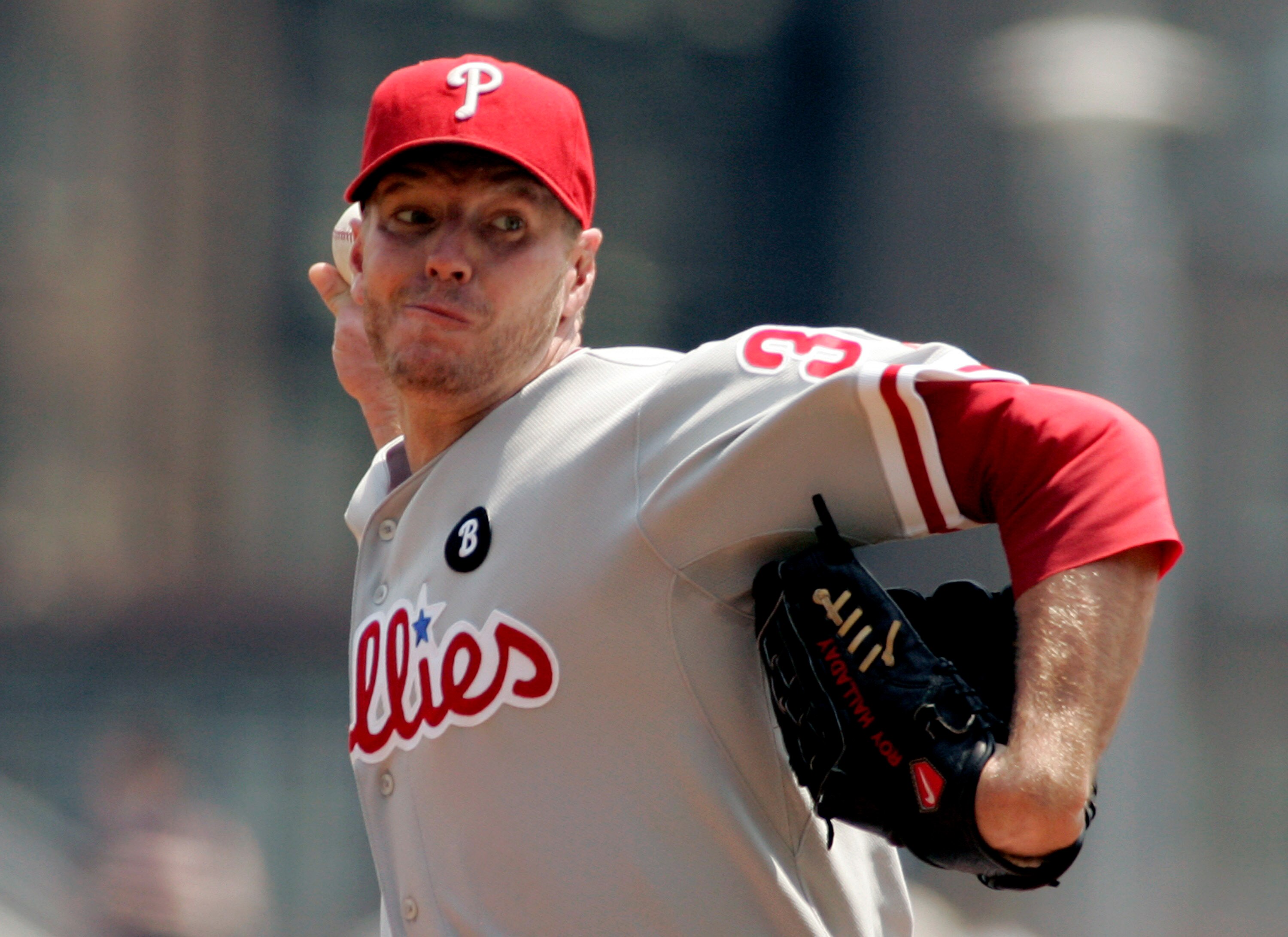 PITTSBURGH, PA - JUNE 05:  Roy Halladay #34 of the Philadelphia Phillies makes a delivery against the Pittsburgh Pirates during the game on June 5, 2011 at PNC Park in Pittsburgh, Pennsylvania.  (Photo by Justin K. Aller/Getty Images)