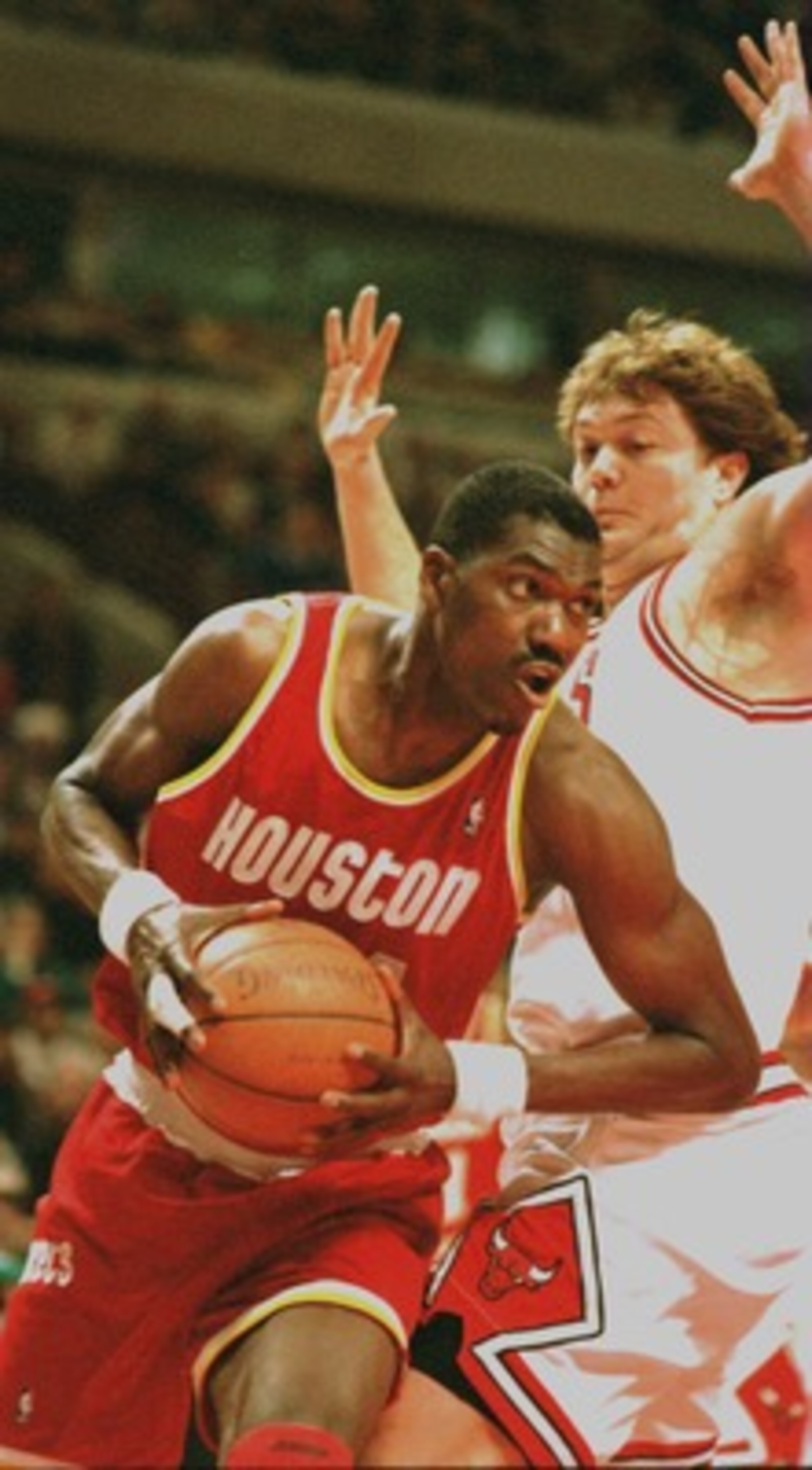 22 JAN 1994: CHICAGO BULL''S LUC LONGLEY, RIGHT, BLOCKS THE HOUSTON ROCKET''S HAKEEM OLAJUWON''S PATH DURING SECOND HALF ACTION OF THE BULLS'' 100-81 VICTORY OVER THE ROCKETS AT THE UNITED CENTER IN CHICAGO, ILLINOIS. OLJAUWON WAS HELD TO15 POINTS IN ROC 22 JAN 1994: CHICAGO BULL''S LUC LONGLEY, RIGHT, BLOCKS THE HOUSTON ROCKET''S HAKEEM OLAJUWON''S PATH DURING SECOND HALF ACTION OF THE BULLS'' 100-81 VICTORY OVER THE ROCKETS AT THE UNITED CENTER IN CHICAGO, ILLINOIS. OLJAUWON WAS HELD TO15 POINTS IN ROC