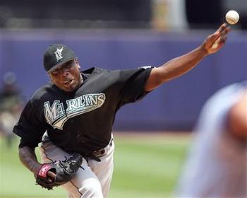 MIAMI - APRIL 7: Dontrelle Willis #35 of the Florida Marlins delivers the pitch against the Philadelphia Phillies at Dolphin Stadium on April 7, 2007 in Miami, Florida. (Photo by Doug Benc/Getty Images)