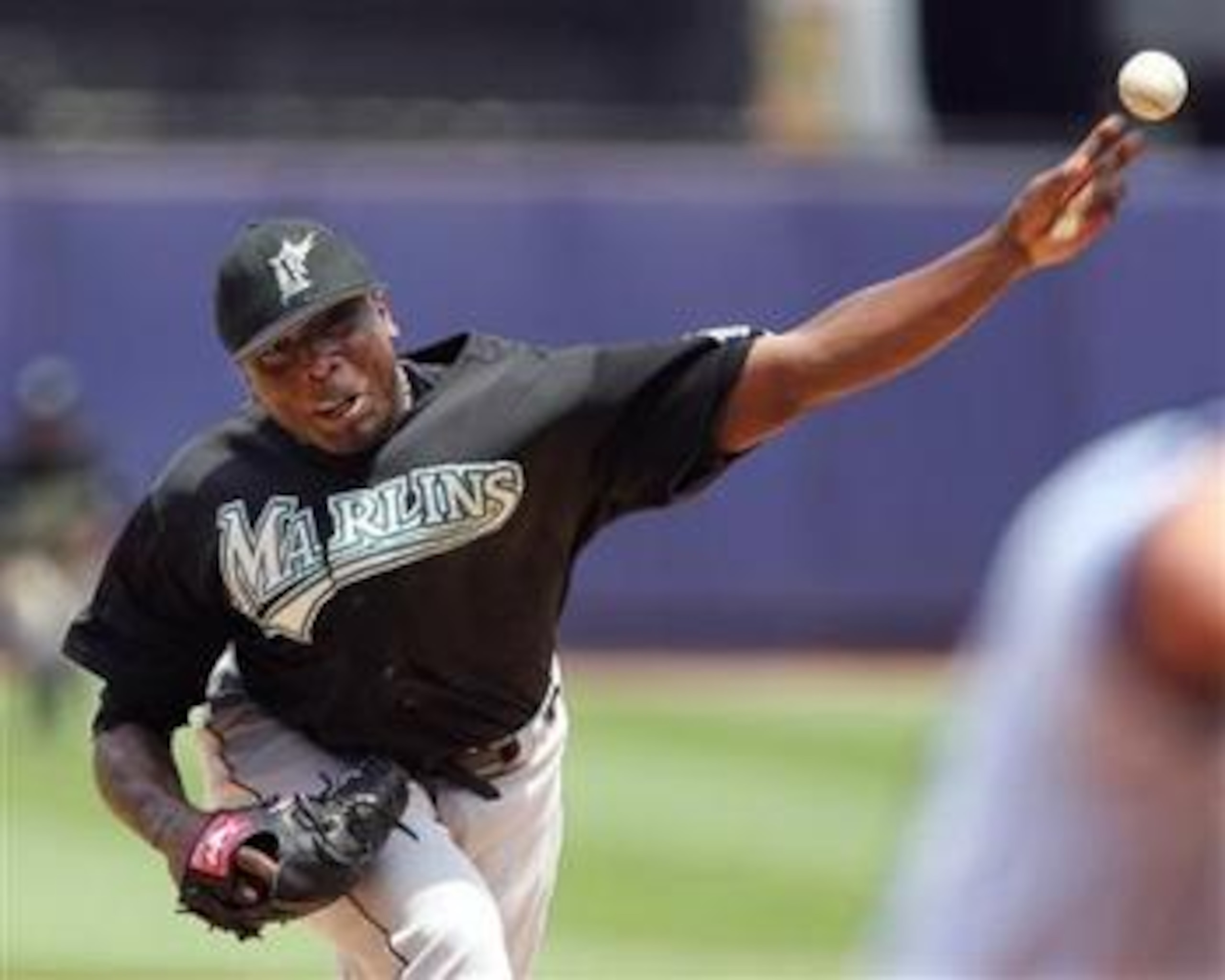 MIAMI - APRIL 7: Dontrelle Willis #35 of the Florida Marlins delivers the pitch against the Philadelphia Phillies at Dolphin Stadium on April 7, 2007 in Miami, Florida. (Photo by Doug Benc/Getty Images)