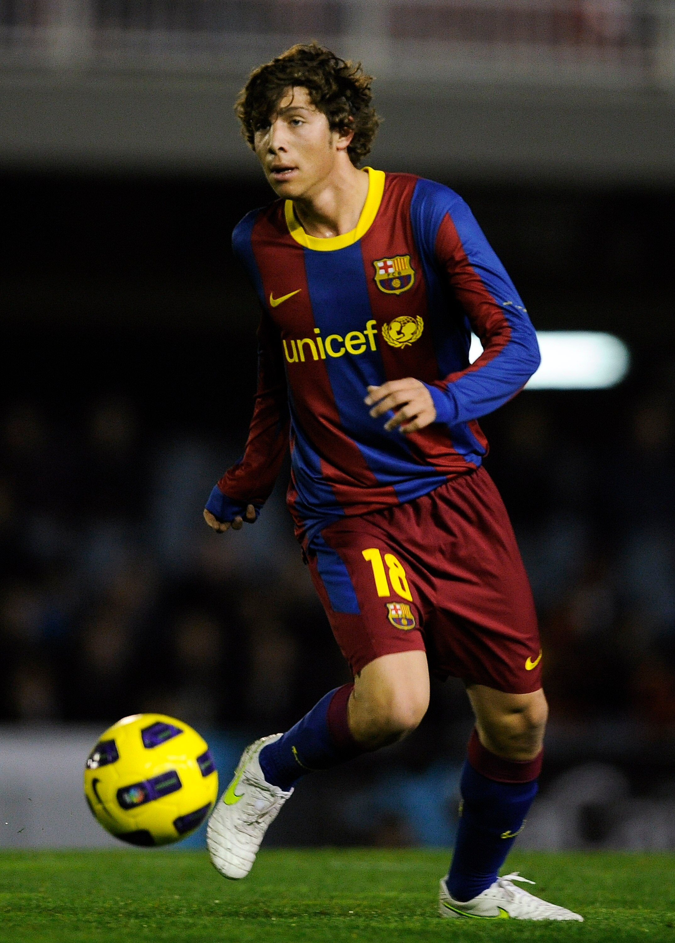 BARCELONA, SPAIN - JANUARY 08:  Sergi Roberto of FC Barcelona B controls the ball during the La Liga Adelante match between FC Barcelona B and Girona at Mini Estadi on January 8, 2011 in Barcelona, Spain.  (Photo by David Ramos/Getty Images)