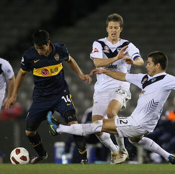 MELBOURNE, AUSTRALIA - JULY 16:  Rodrigo Vargas of the Melbourne Victory tries to tackle Sergio Araujo of the Boca Juniors during the pre-season International Friendly between Melbourne Victory and Argentina's Boca Juniors at Etihad Stadium on July 16, 20