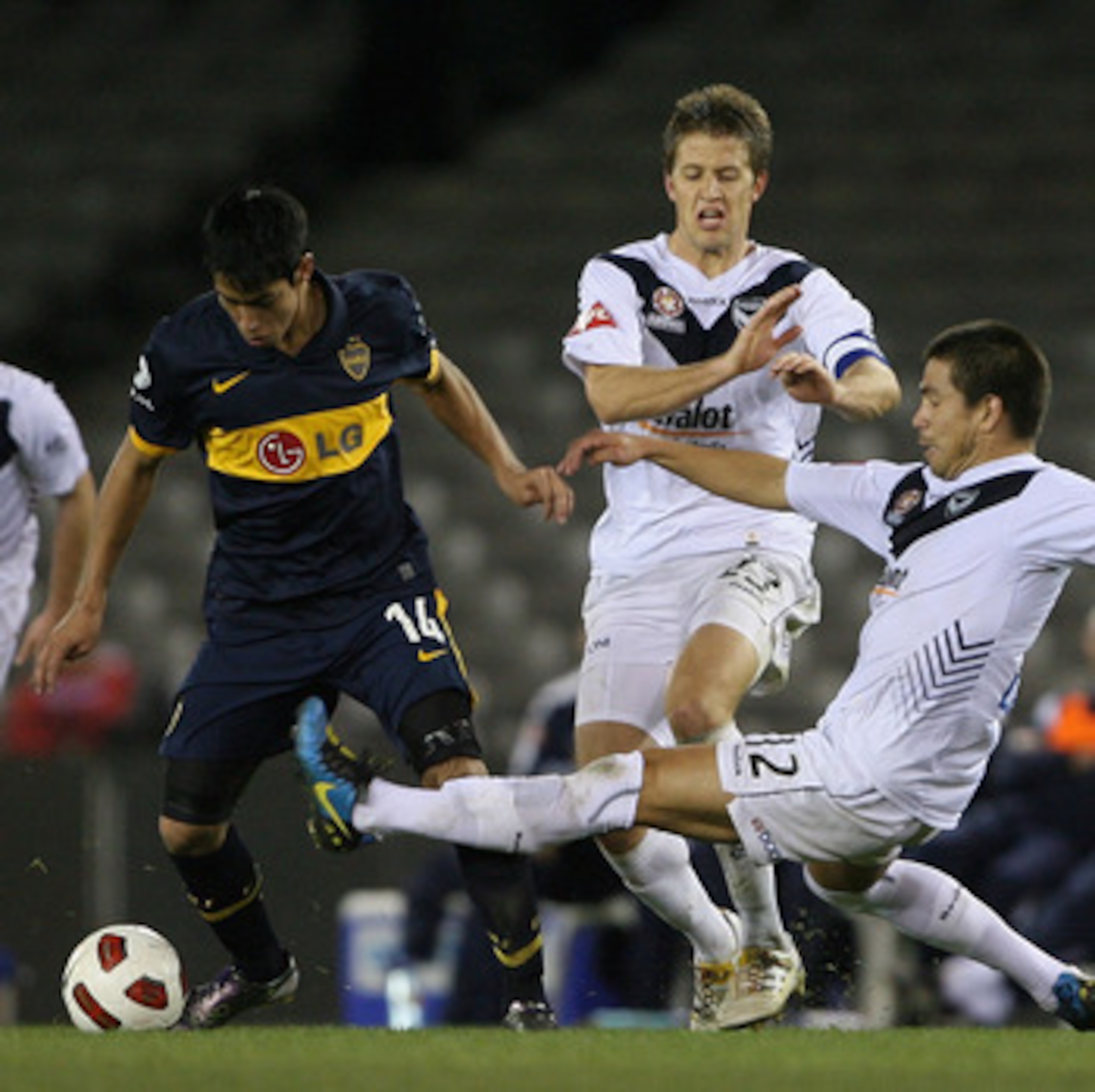MELBOURNE, AUSTRALIA - JULY 16:  Rodrigo Vargas of the Melbourne Victory tries to tackle Sergio Araujo of the Boca Juniors during the pre-season International Friendly between Melbourne Victory and Argentina's Boca Juniors at Etihad Stadium on July 16, 20