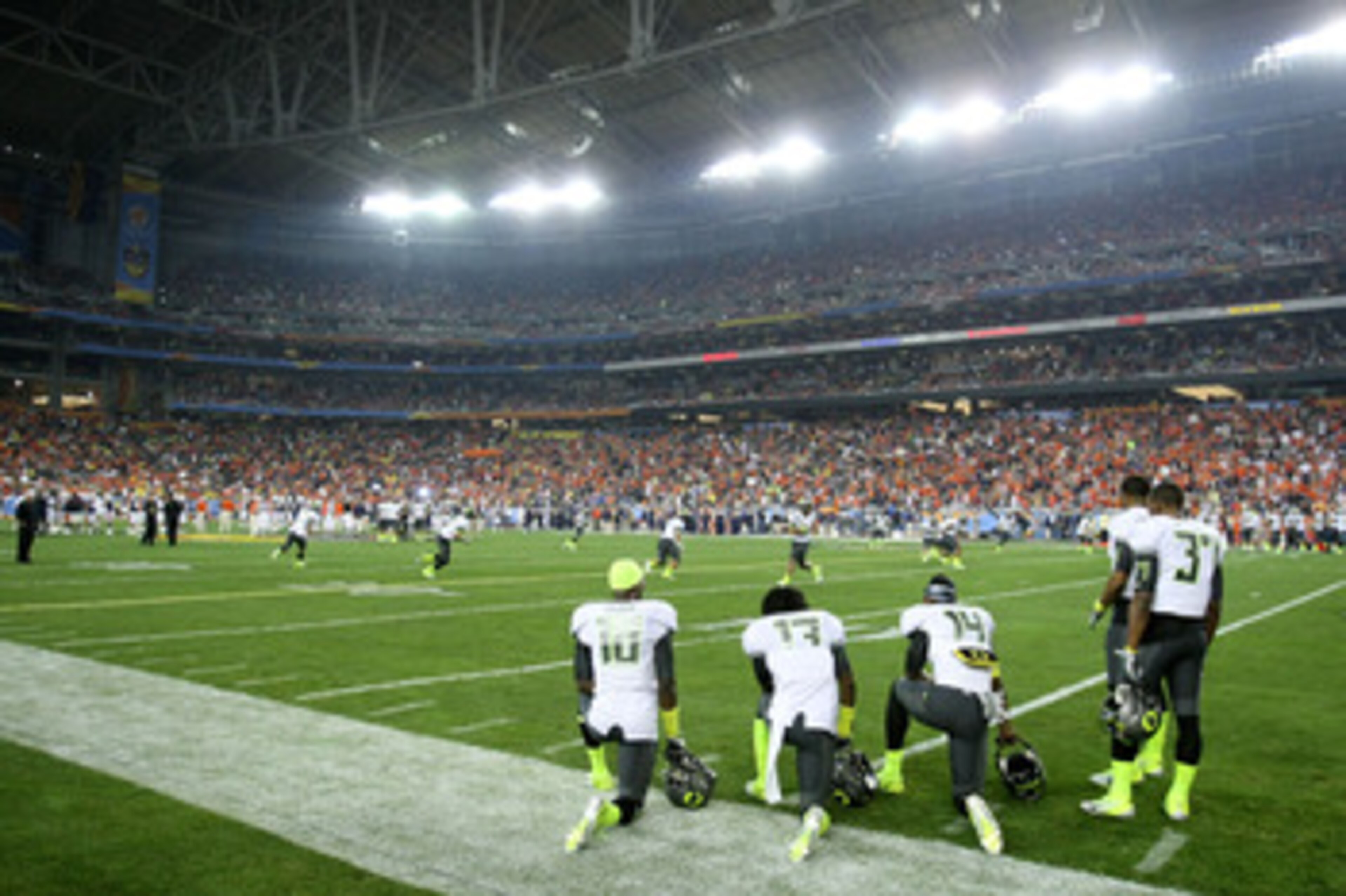 GLENDALE, AZ - JANUARY 10:  The Oregon Ducks warm up before their game against the Auburn Tigers during the Tostitos BCS National Championship Game at University of Phoenix Stadium on January 10, 2011 in Glendale, Arizona.  (Photo by Jonathan Ferrey/Getty