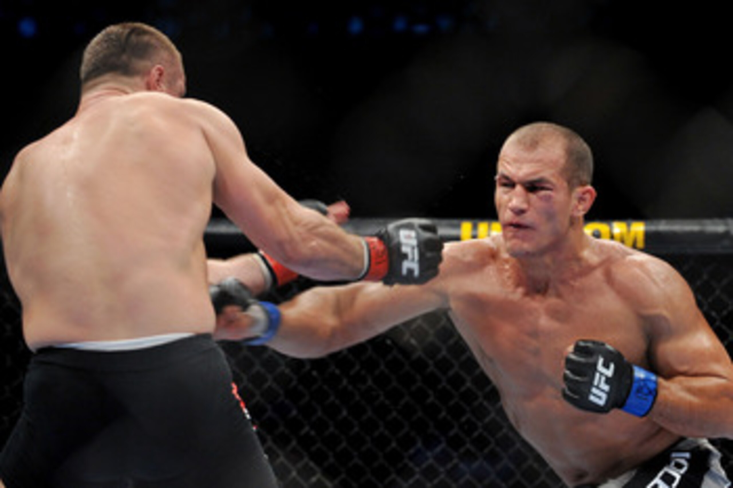 DALLAS - SEPTEMBER 19:  UFC fighter Junior Dos Santos (R) battles UFC fighter Mirko Cro Cop (L) during their Heavyweight bout at UFC 103: Franklin vs. Belfort at the American Airlines Center on September 19, 2009 in Dallas, Texas.  (Photo by Jon Kopaloff/