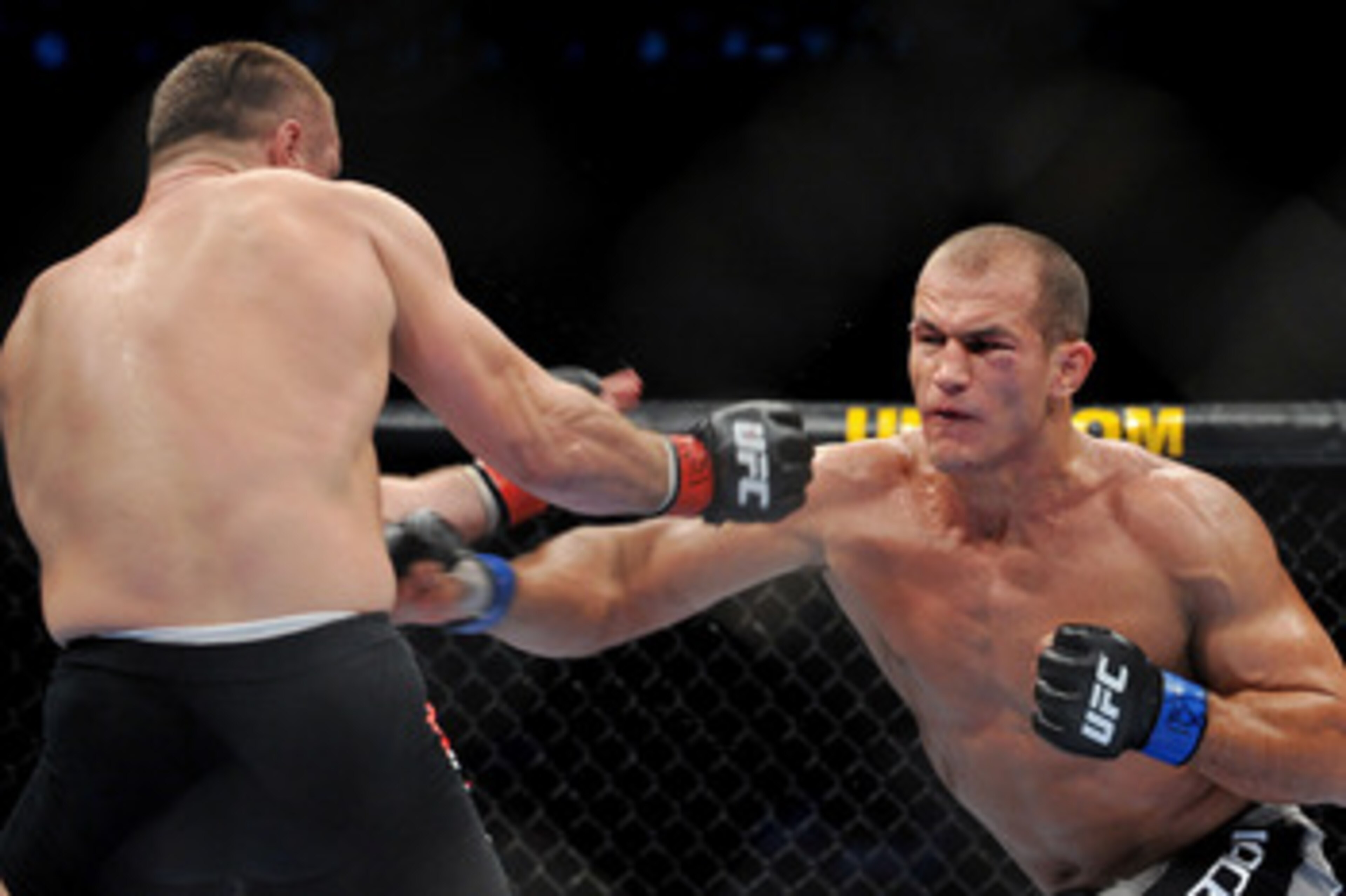 DALLAS - SEPTEMBER 19:  UFC fighter Junior Dos Santos (R) battles UFC fighter Mirko Cro Cop (L) during their Heavyweight bout at UFC 103: Franklin vs. Belfort at the American Airlines Center on September 19, 2009 in Dallas, Texas.  (Photo by Jon Kopaloff/
