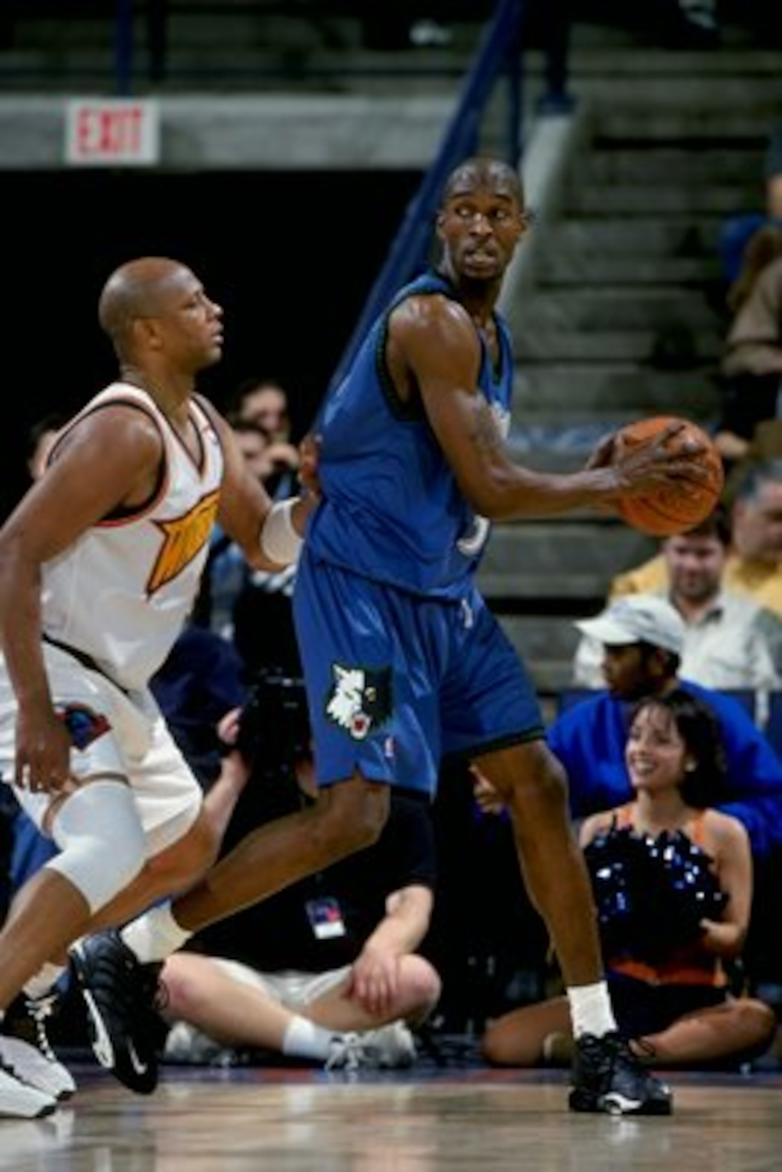 15 Feb 1999:  Joe Smith #32 of the Minnesota Timberwolves looks to pass the ball while being covered by Terry Cummings #35 during the game against the Golden State Warriors at the Oakland Arena in Oakland, California. The Warriors defeated the Timberwolve