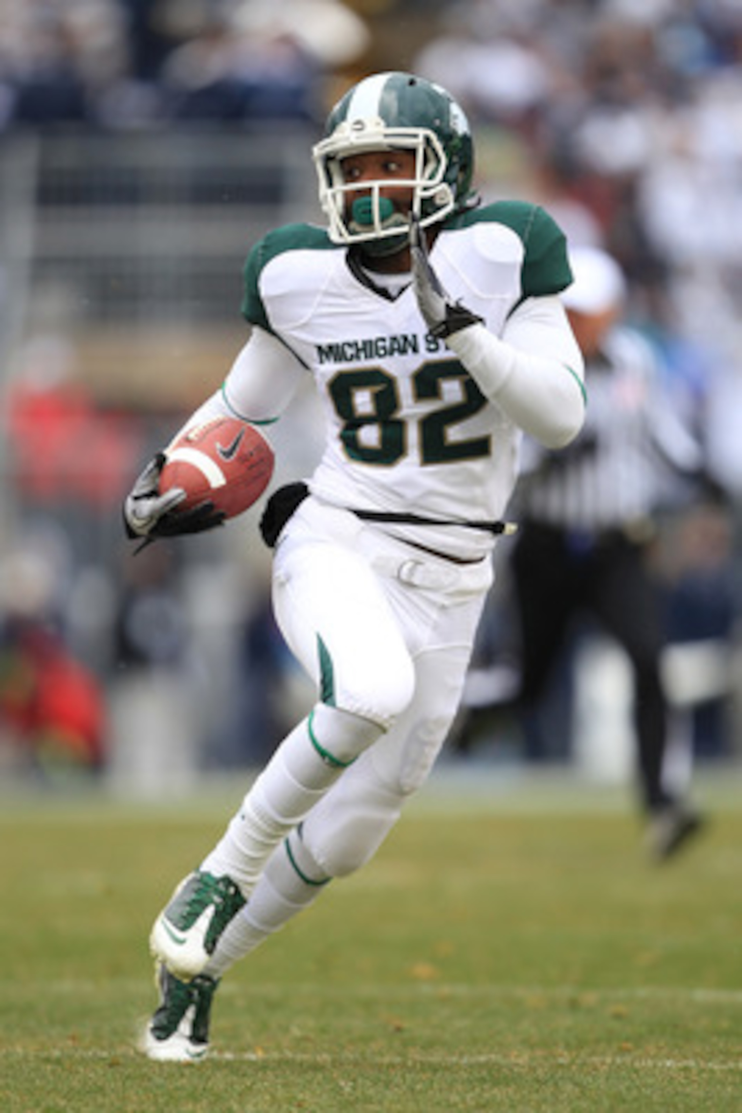 STATE COLLEGE, PA - NOVEMBER 27: Wide receiver Keshawn Martin #82 of the Michigan State Spartans runs with the ball during a game against the Penn State Nittany Lions on November 27, 2010 at Beaver Stadium in State College, Pennsylvania. The Spartans won 
