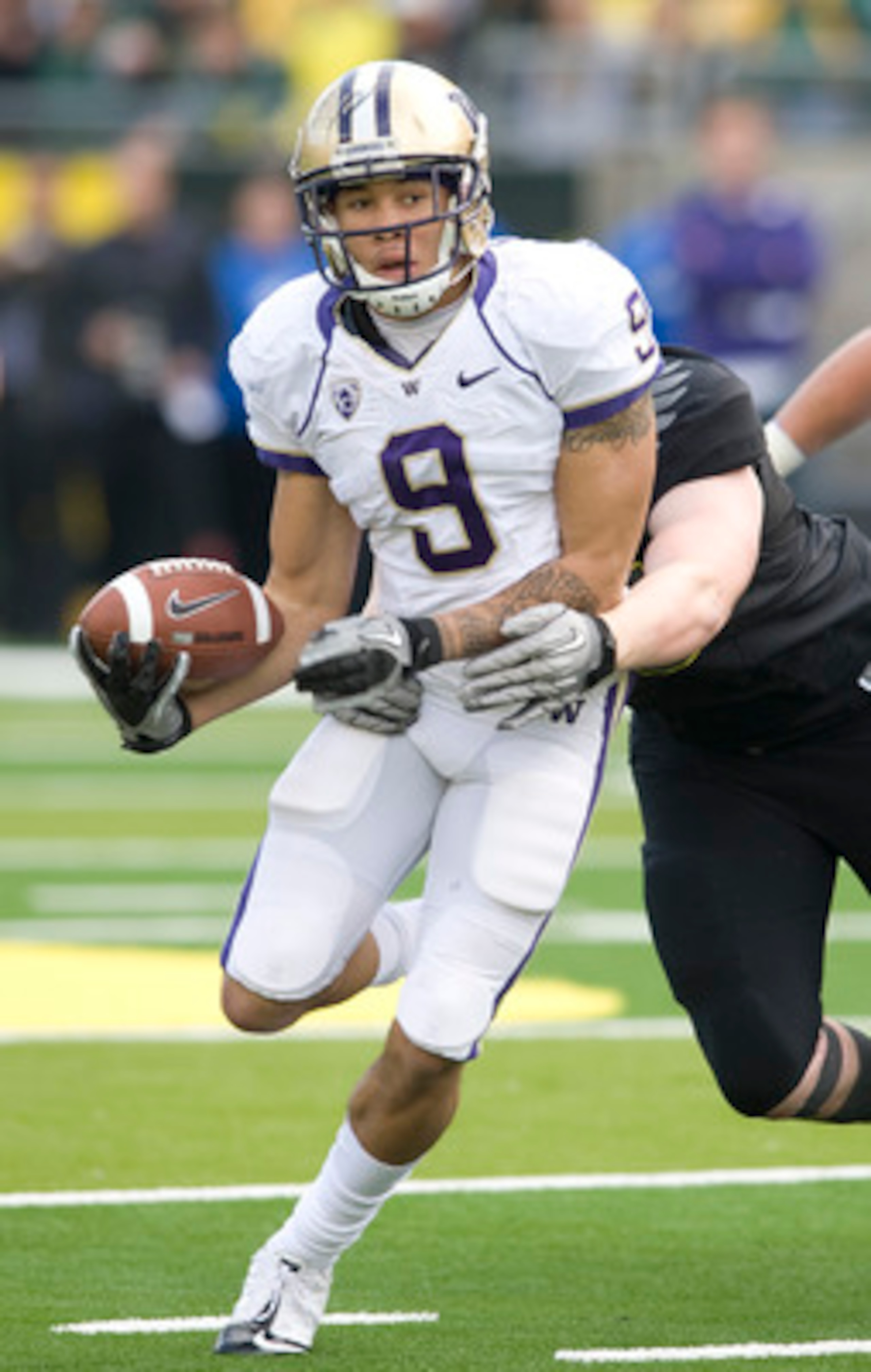 EUGENE, OR - NOVEMBER 6: Wide receiver Devin Aguilar #9 of the Washington Huskies runs with the ball after making a reception in the second quarter of the game against the Oregon Ducks at Autzen Stadium on November 6, 2010 in Eugene, Oregon. The Ducks won