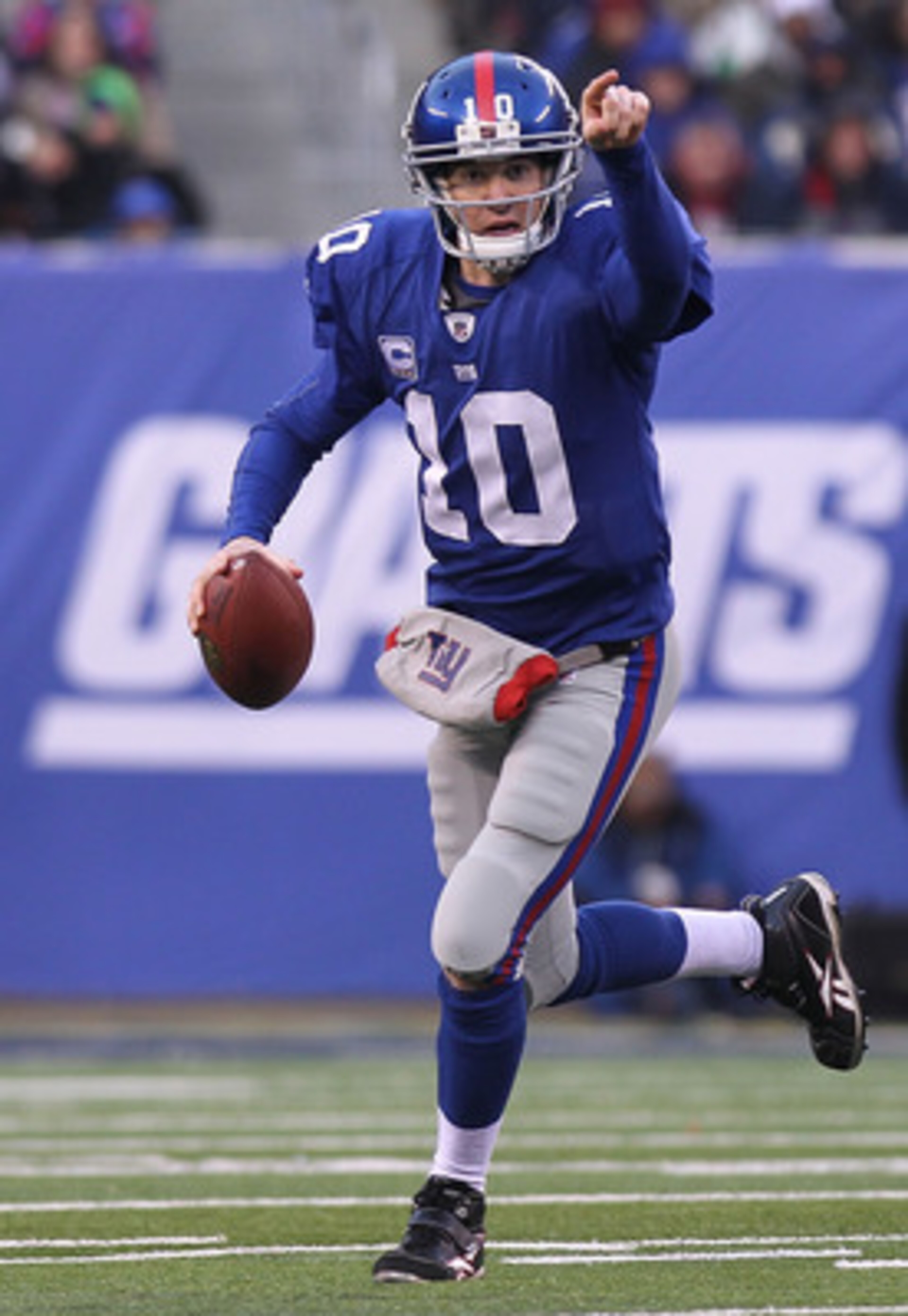 EAST RUTHERFORD, NJ - DECEMBER 19:  Eli Manning #10 of the New York Giants passes against the Philadelphia Eagles at New Meadowlands Stadium on December 19, 2010 in East Rutherford, New Jersey.  (Photo by Nick Laham/Getty Images)