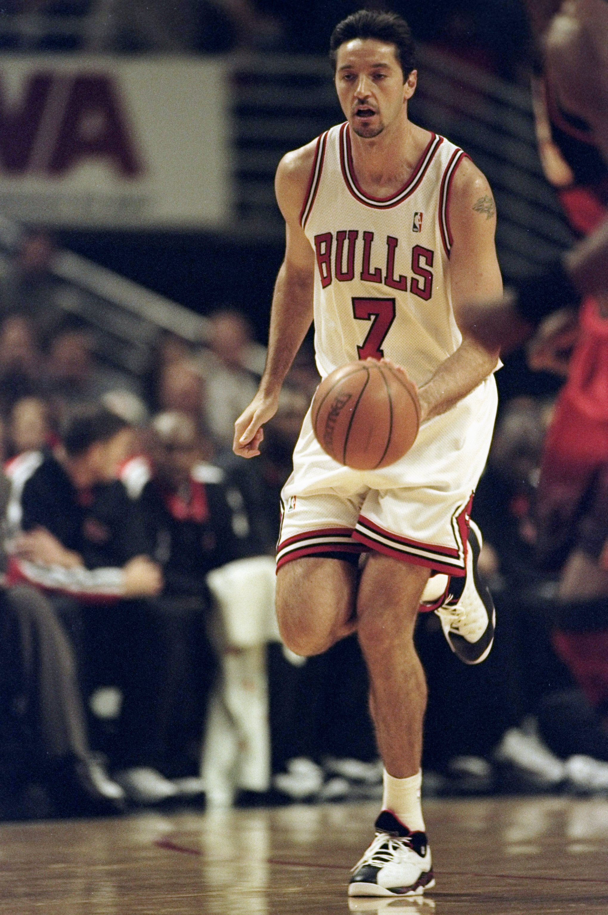9 Feb 1999: Toni Kukoc #7 of the Chicago Bulls dribbles the ball during the game against the Atlanta Hawks at the United Center in Chicago, Illinois. The Hawks defeated the Bulls 87-71.  Mandatory Credit: Jonathan Daniel  /Allsport