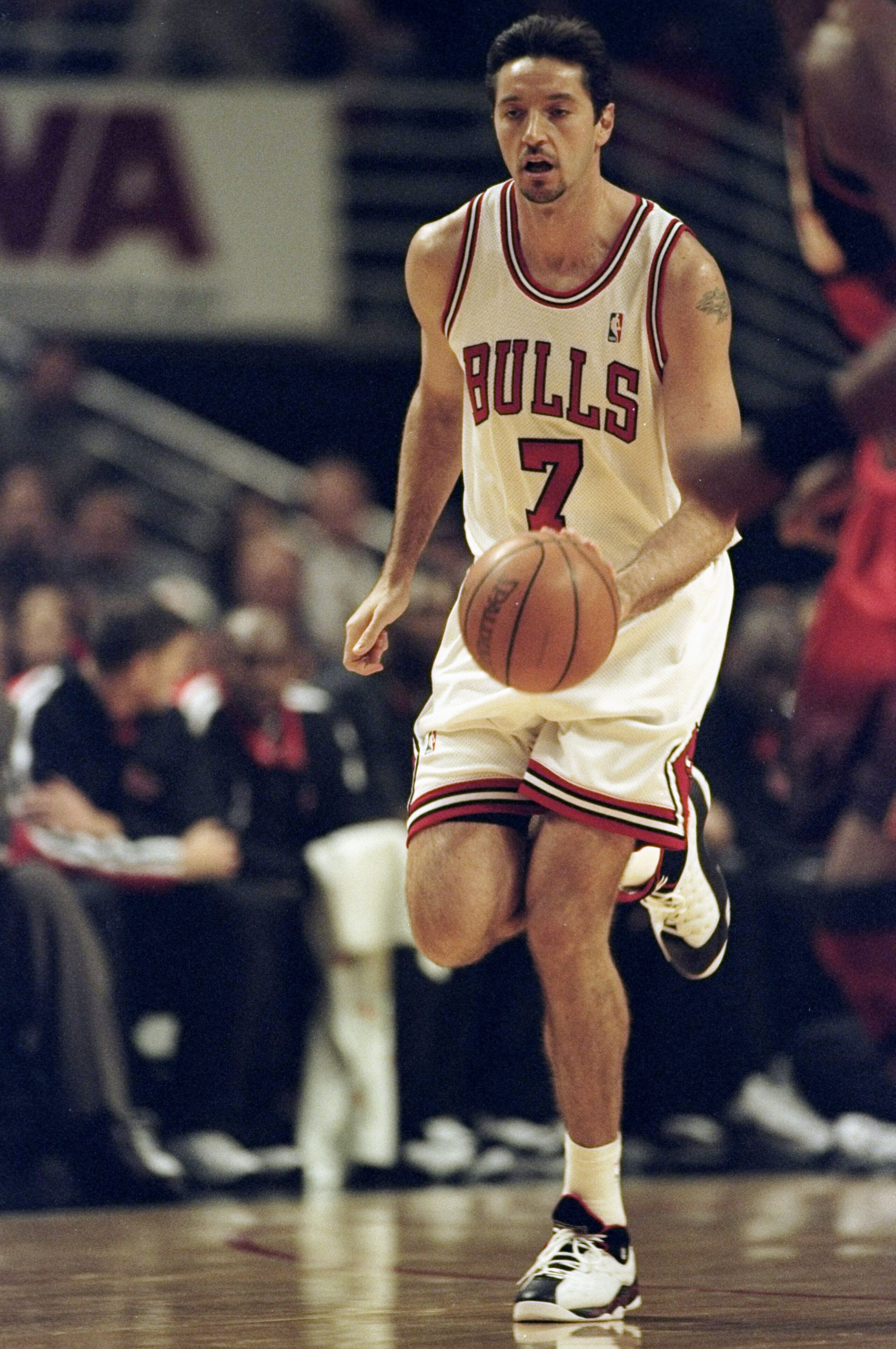 9 Feb 1999: Toni Kukoc #7 of the Chicago Bulls dribbles the ball during the game against the Atlanta Hawks at the United Center in Chicago, Illinois. The Hawks defeated the Bulls 87-71.  Mandatory Credit: Jonathan Daniel  /Allsport