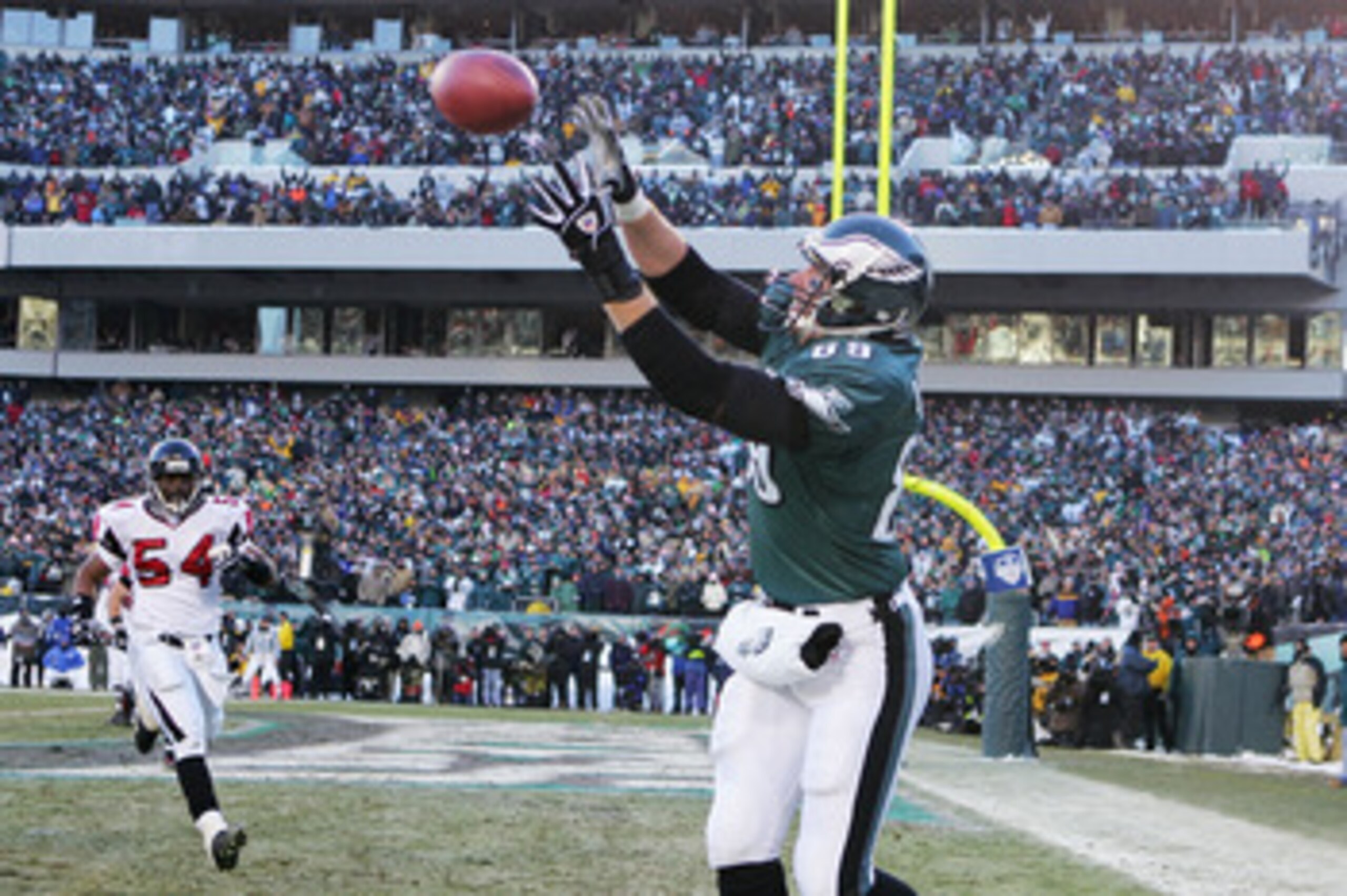 PHILADELPHIA - JANUARY 23:  Tightend Chad Lewis #89 of the Philadelphia Eagles catches a 2-yard touchdown pass against the Atlanta Falcons in the second quarter during the NFC Championship game at Lincoln Financial Field on January 23, 2005 in Philadelphi