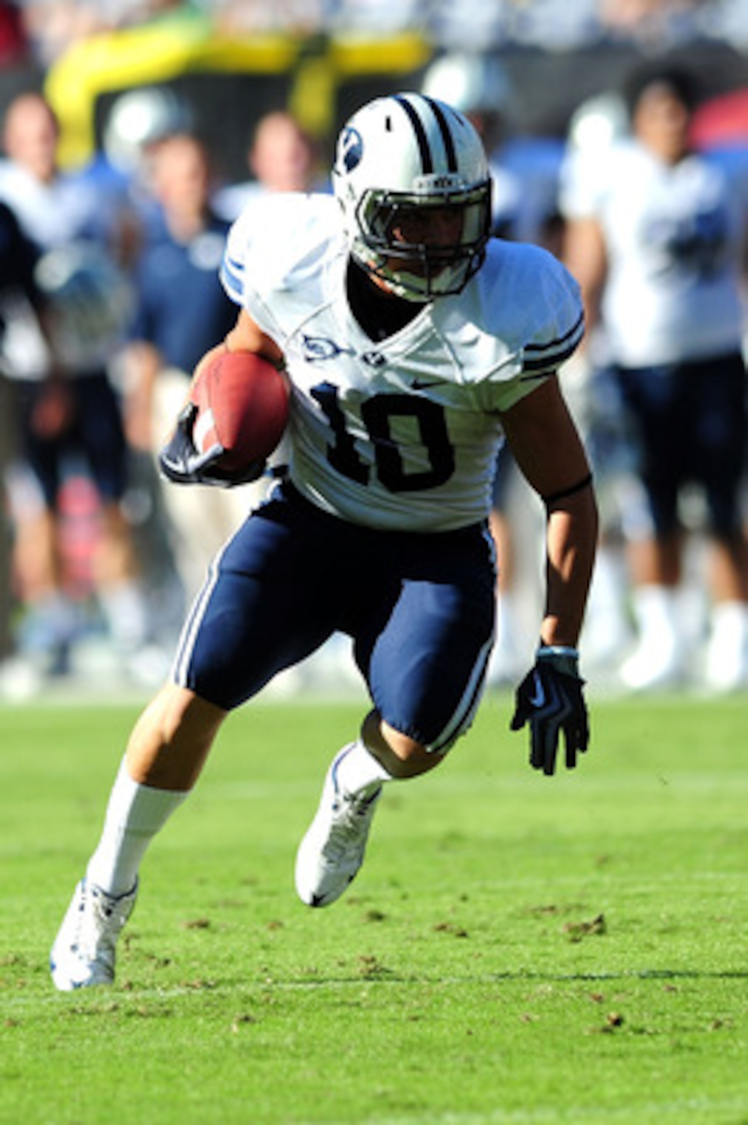 SAN DIEGO - OCTOBER 17:JJ Di Luigi #10 of BYU Cougars runs the ball against San Diego State Aztecs at Qualcomm Stadium on October 17, 2009 in San Diego, California.  (Photo by Jacob de Golish/Getty Images)