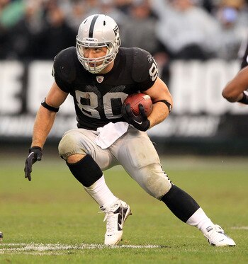 OAKLAND, CA - DECEMBER 19:  Zach Miller #80 of the Oakland Raiders in action during their game against the Denver Broncos at Oakland-Alameda County Coliseum on December 19, 2010 in Oakland, California.  (Photo by Ezra Shaw/Getty Images)