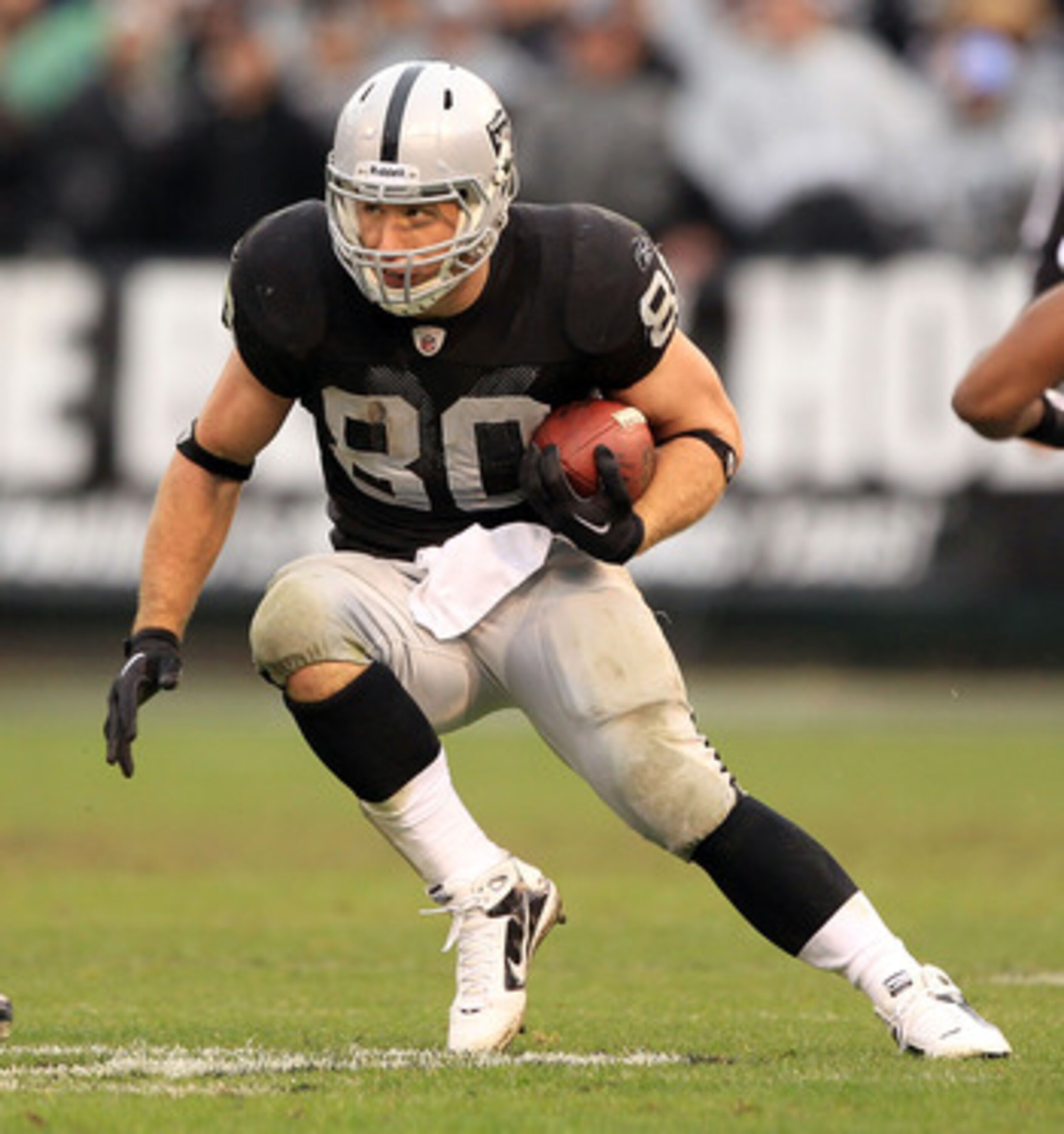 OAKLAND, CA - DECEMBER 19:  Zach Miller #80 of the Oakland Raiders in action during their game against the Denver Broncos at Oakland-Alameda County Coliseum on December 19, 2010 in Oakland, California.  (Photo by Ezra Shaw/Getty Images)