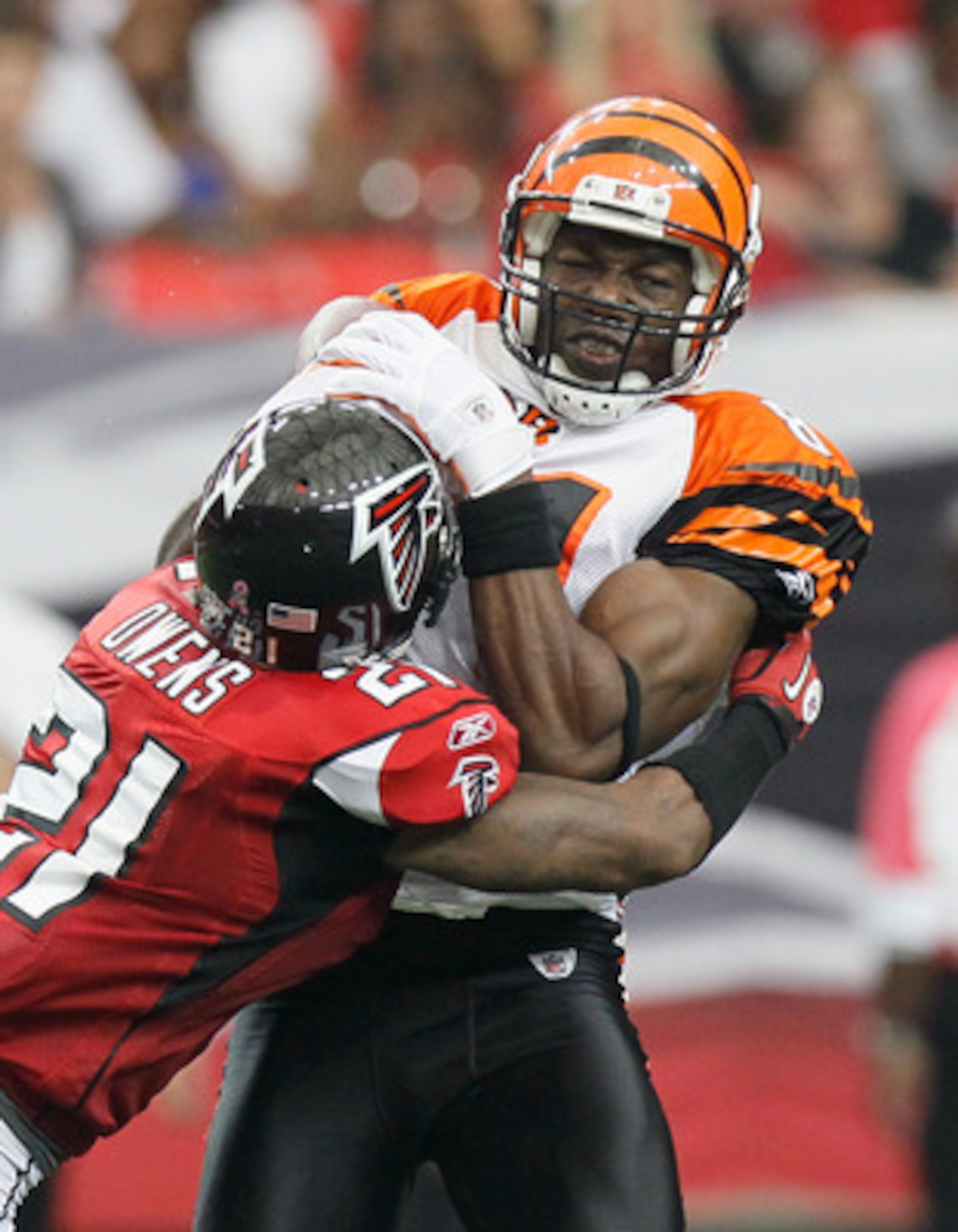 ATLANTA - OCTOBER 24:  Terrell Owens #81 of the Cincinnati Bengals pulls in this reception against Christopher Owens #21 of the Atlanta Falcons at Georgia Dome on October 24, 2010 in Atlanta, Georgia.  (Photo by Kevin C. Cox/Getty Images)